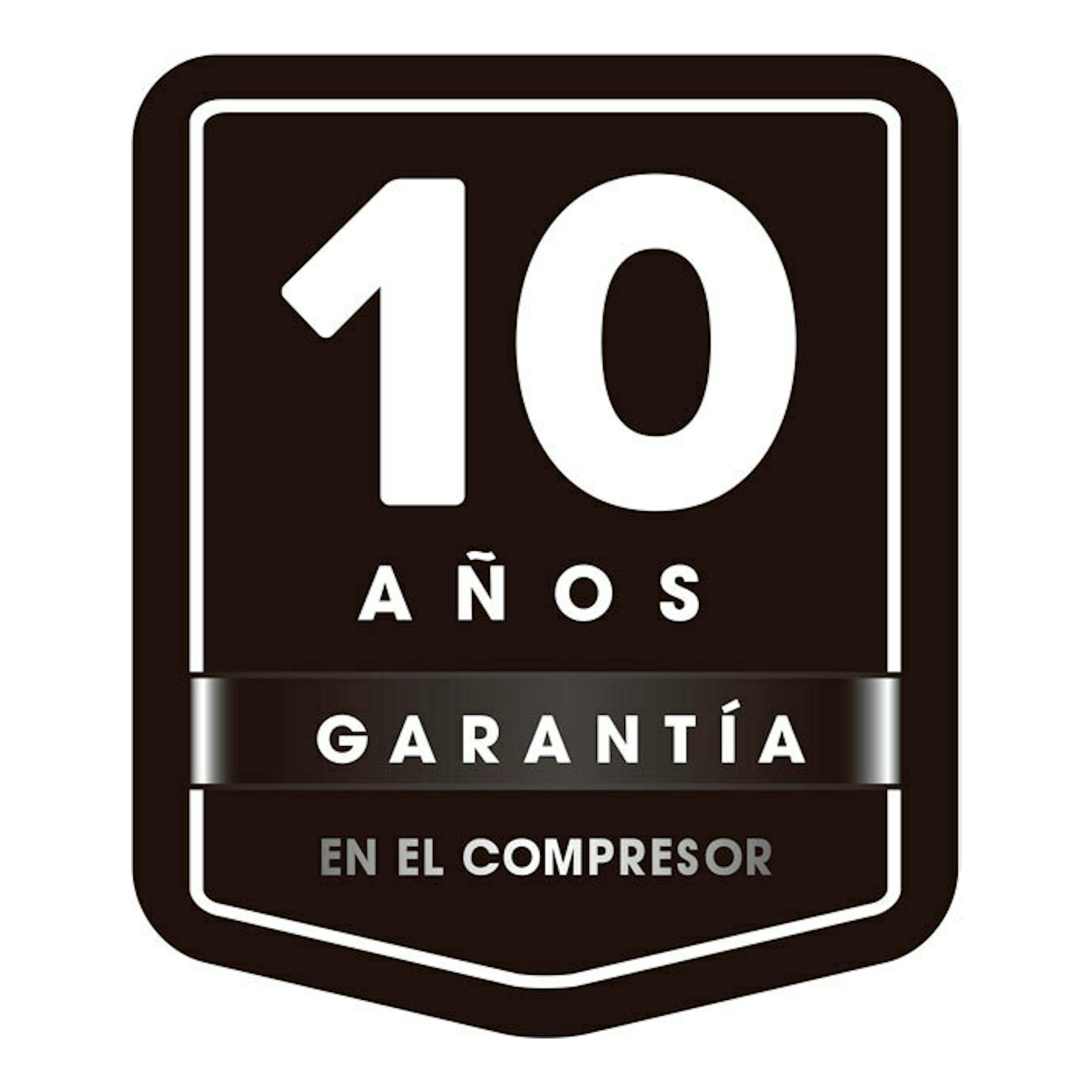 Sello en forma de escudo negro y blanco con texto «10 años garantía en el compresor».