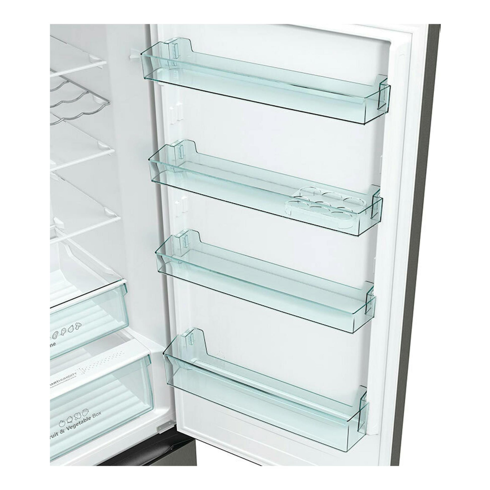 Interior de la puerta de un frigorífico combi Hisense RM469N4ACD inox, con cuatro baldas transparentes.