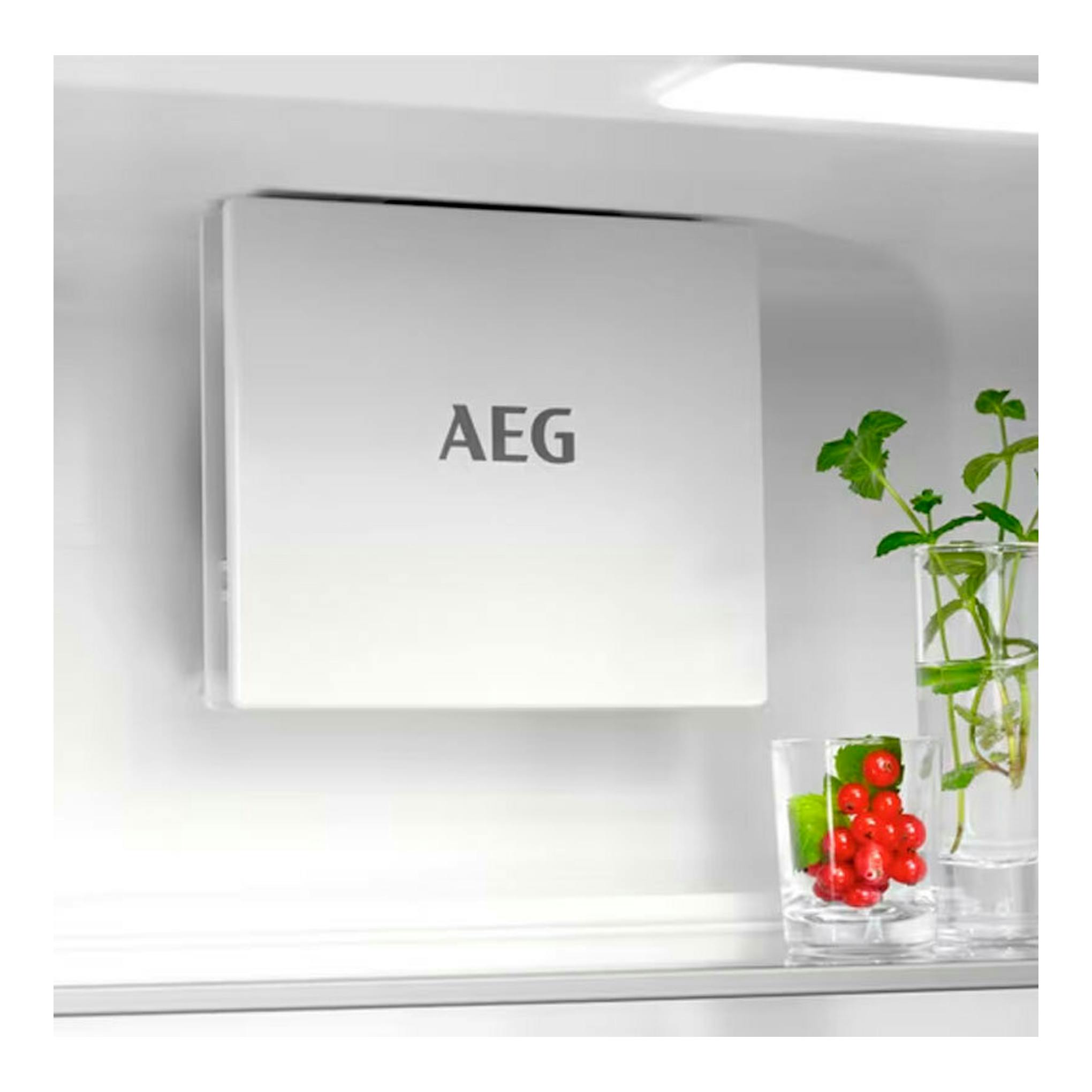 Frigorífico integrable AEG OSC5D181ES blanco, vista frontal, con puerta cerrada.