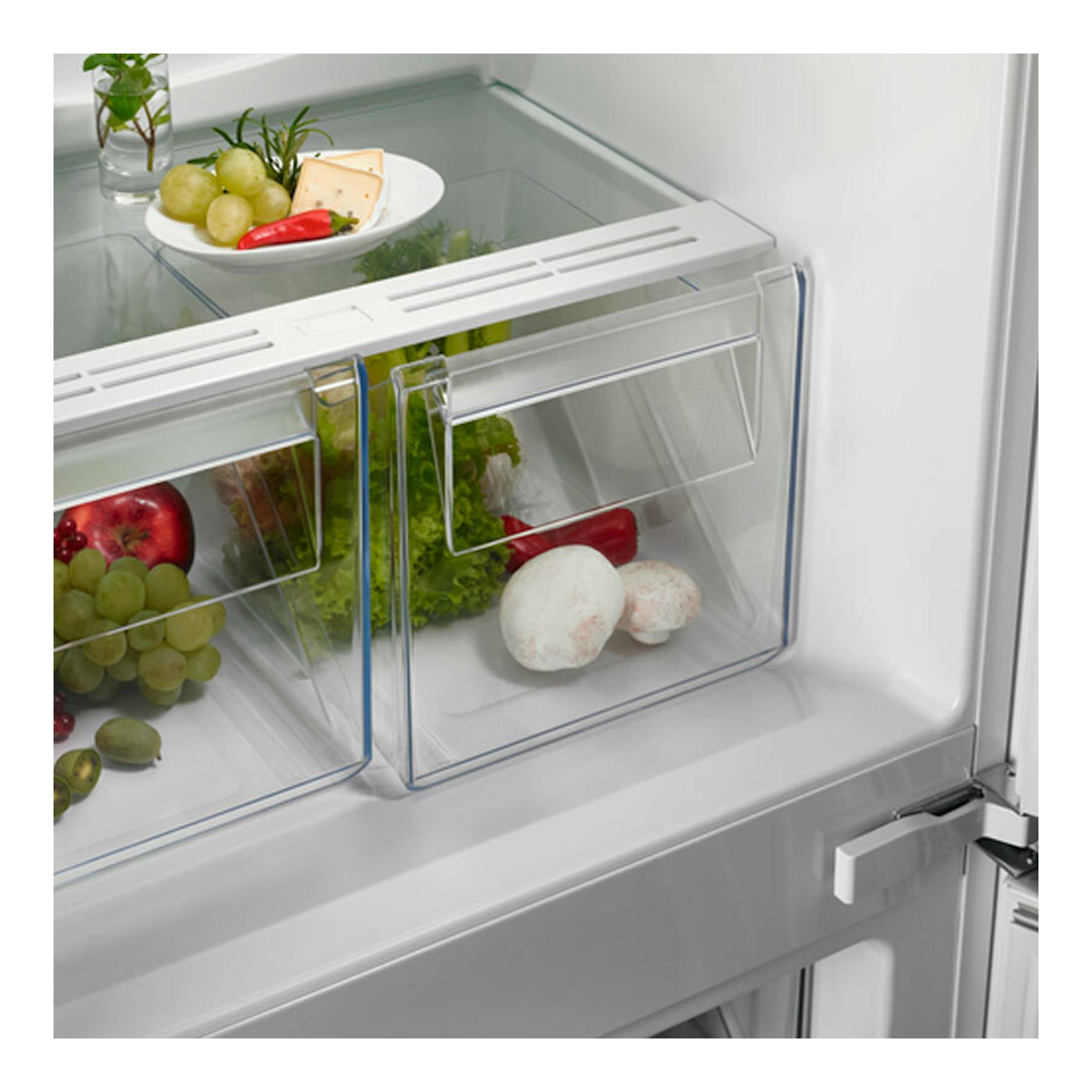 Interior de frigorífico combi integrable AEG OSC5D181ES, con estantes de cristal y cajones con fruta y verduras.