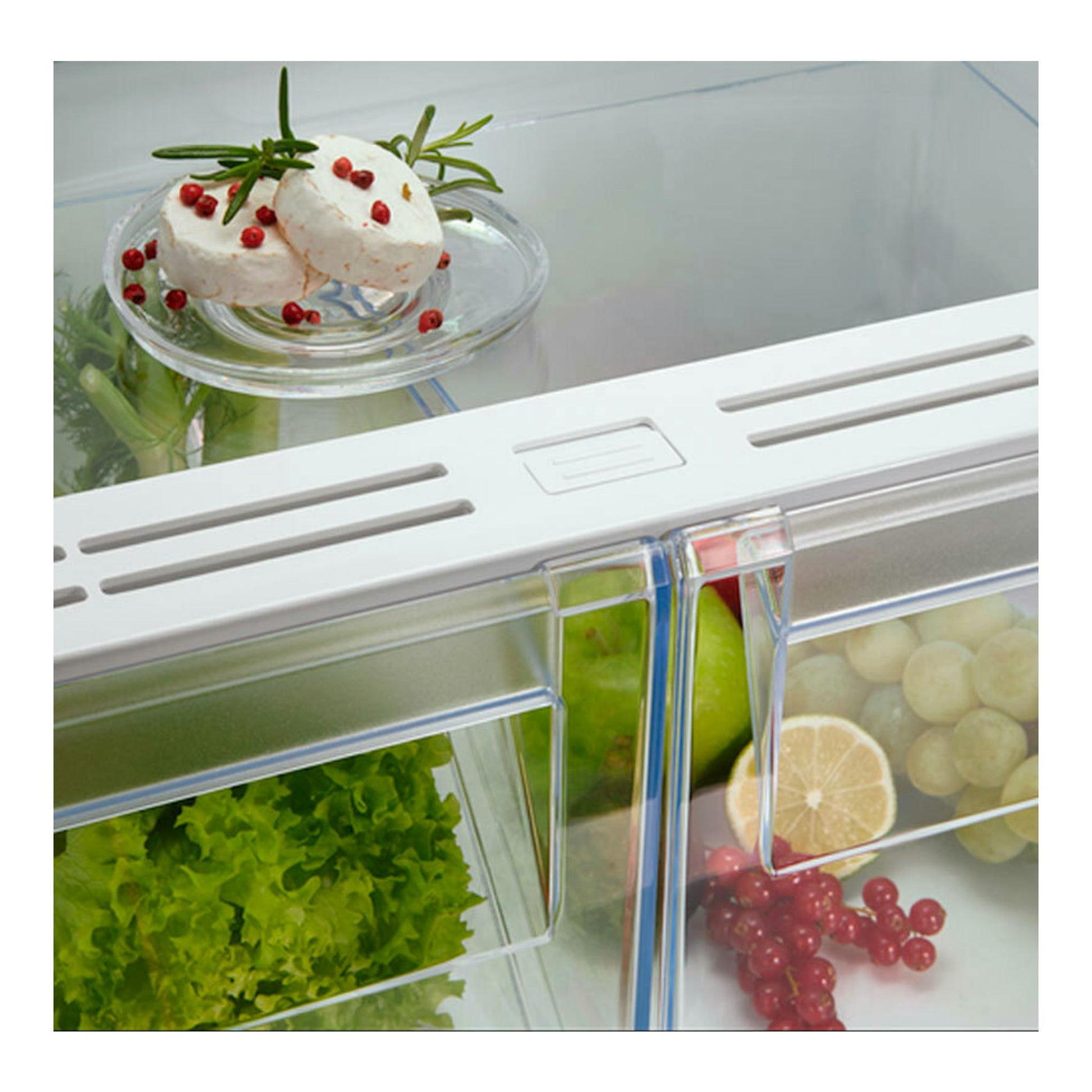 Interior frontal de frigorífico combi integrable AEG OSC5D181ES con fruta, verduras y cajones transparentes.