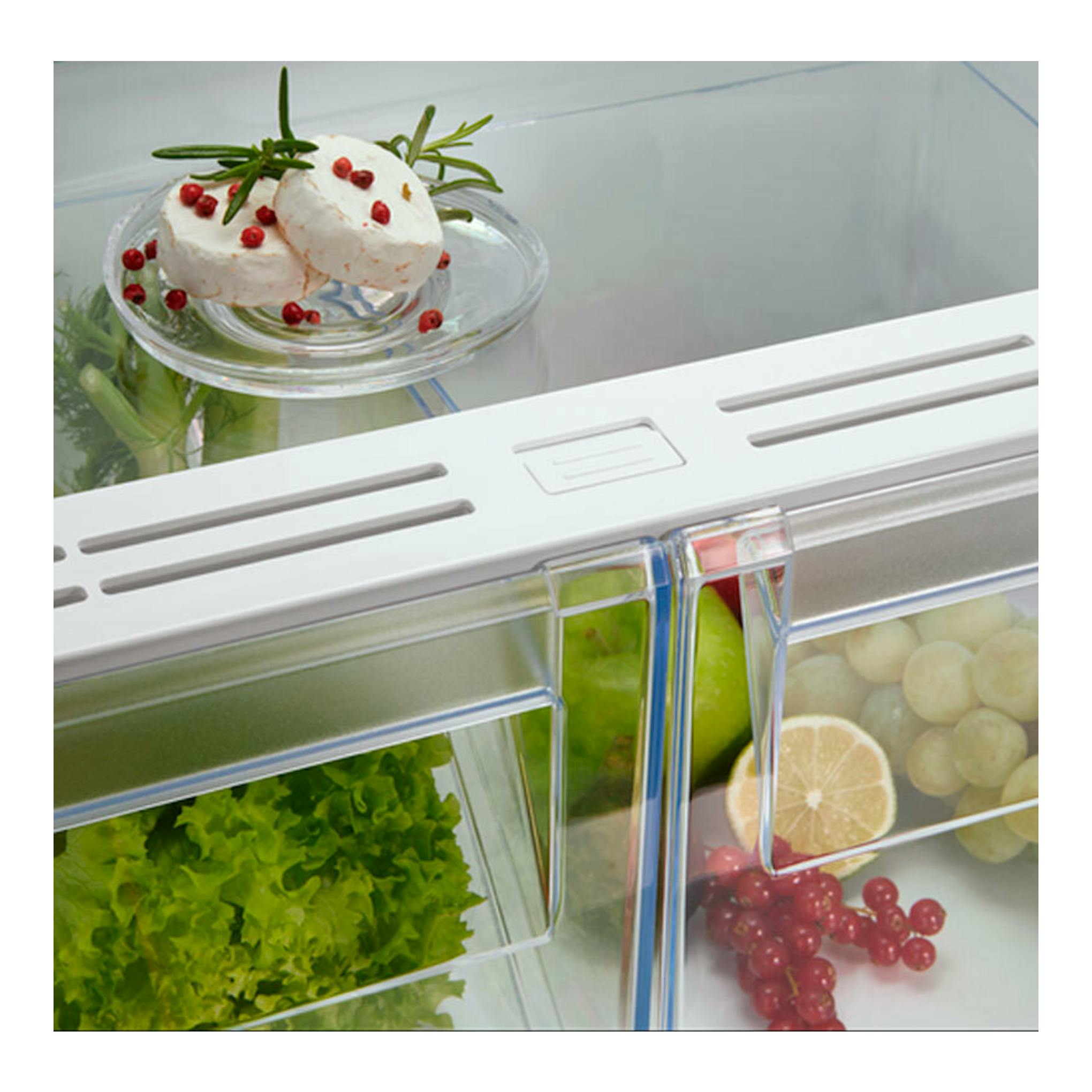 Interior frontal de frigorífico combi integrable AEG OSC5D181ES con fruta, verduras y cajones transparentes.