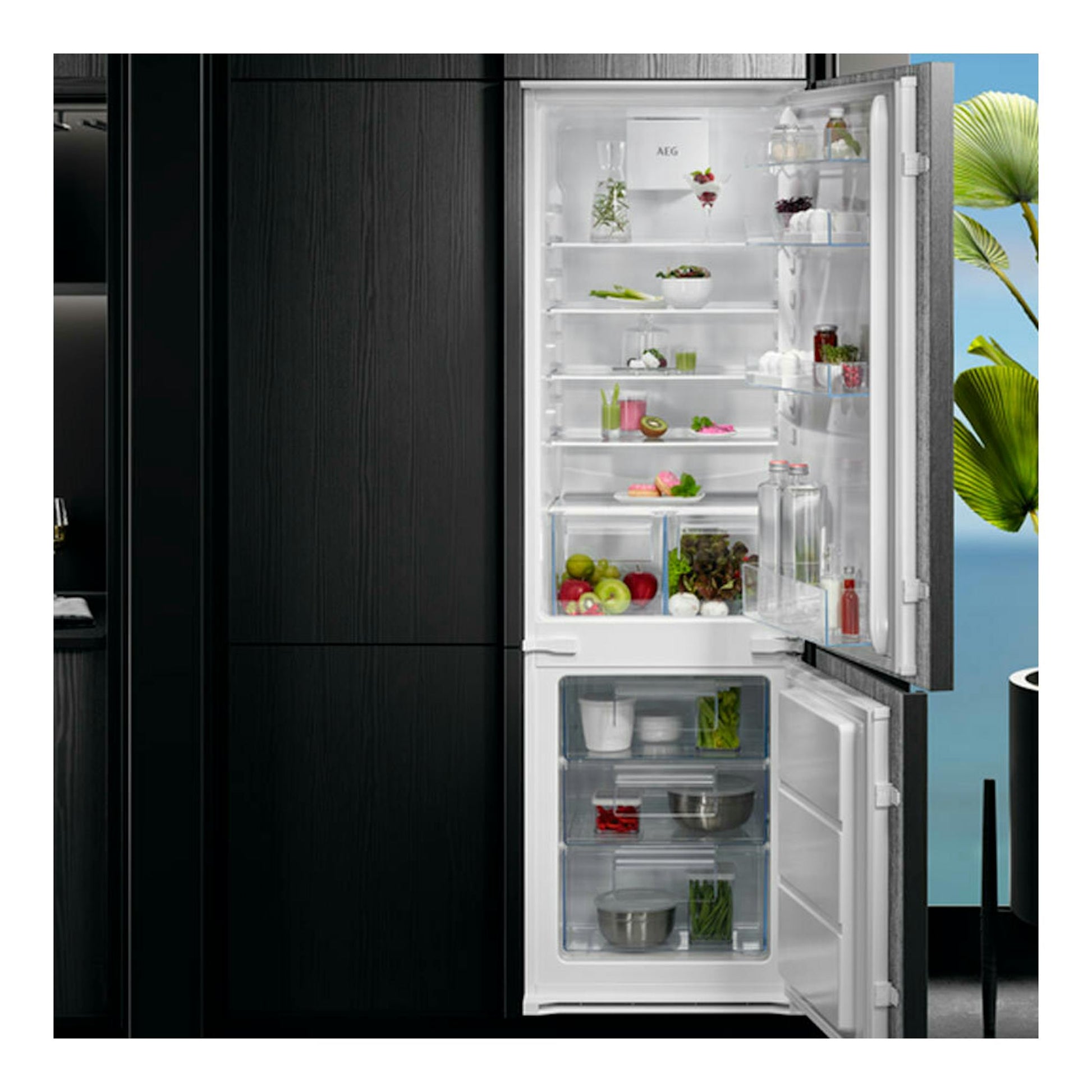 Frigorífico combi integrable AEG OSC5D181ES, vista frontal con puertas abiertas y congelador inferior.