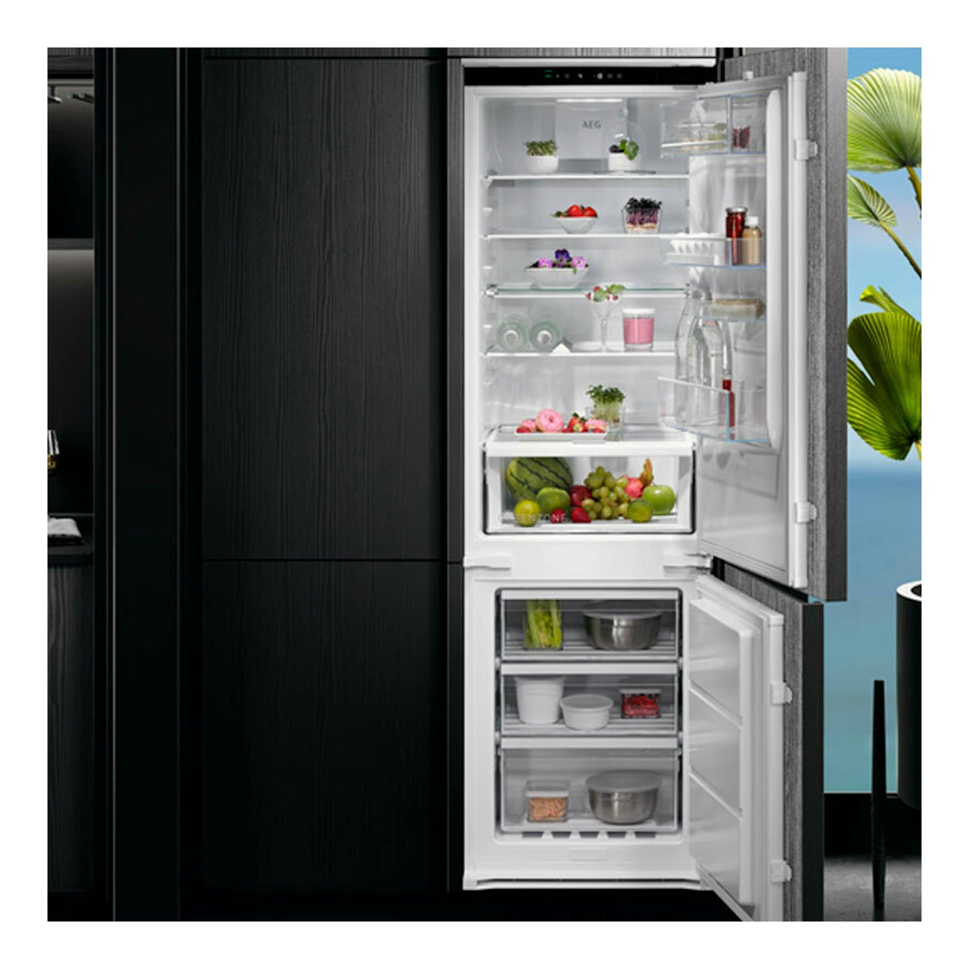 Frigorífico combi integrable AEG OSC7G181ES, vista frontal con puertas abiertas y interior blanco.