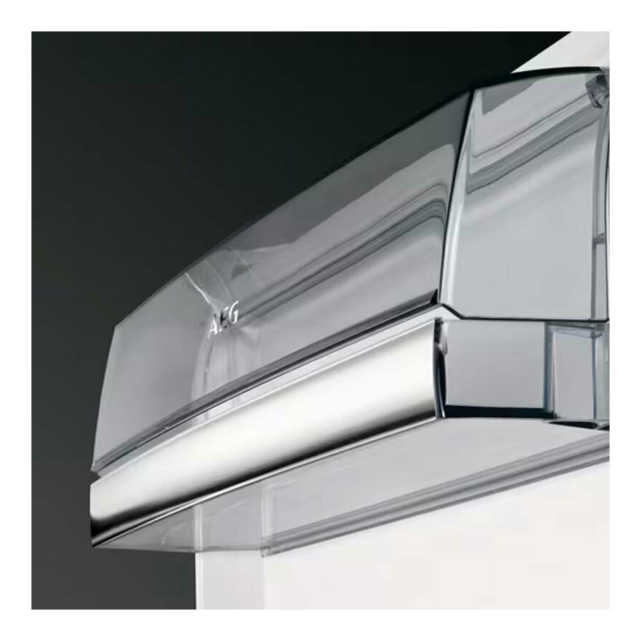 Frigorífico combi integrable AEG SCB618E6TS, vista en ángulo, acabado blanco y gris.