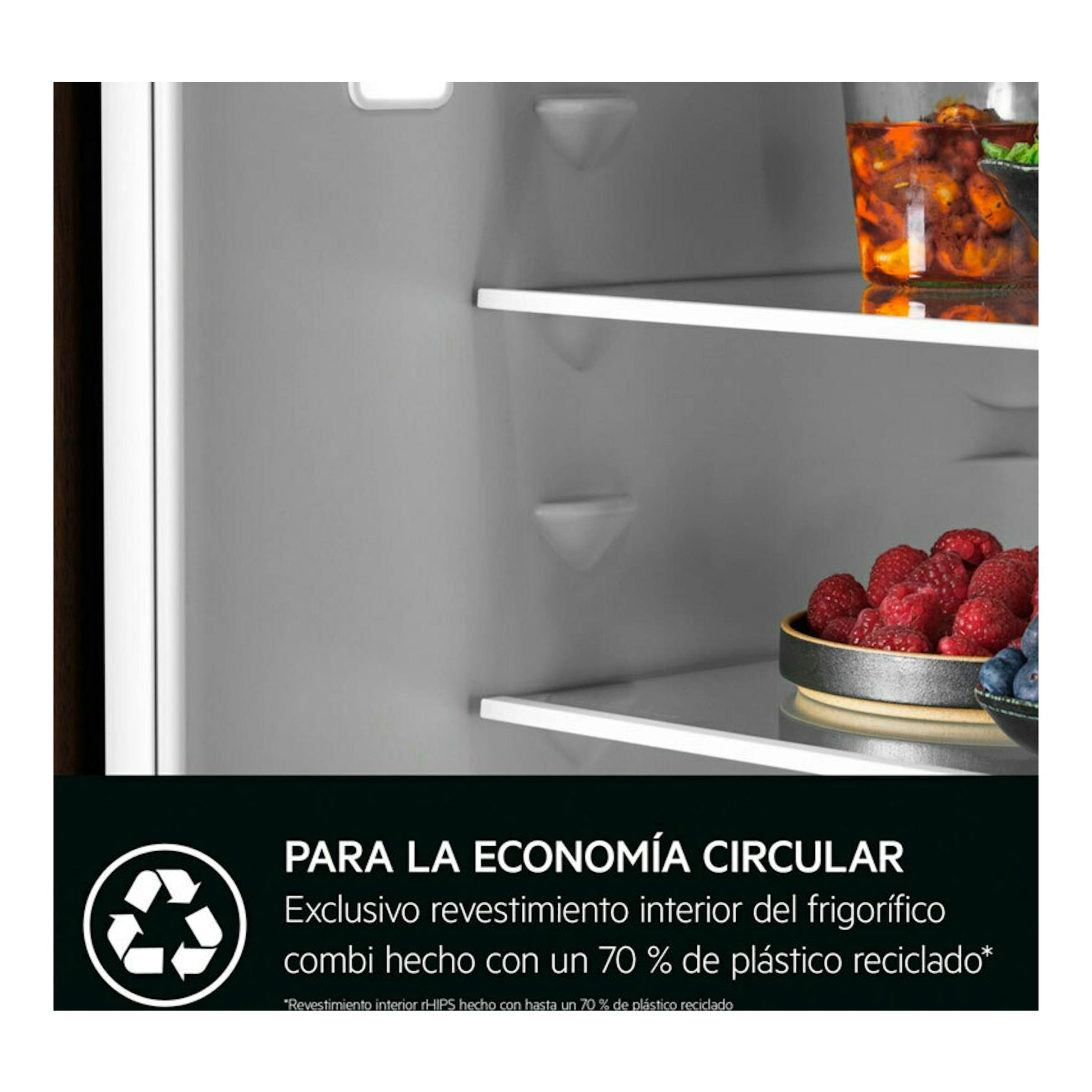 Frigorífico combi integrable AEG TC6MS19FES, interior gris con baldas y fruta, con mensaje sobre plástico reciclado.