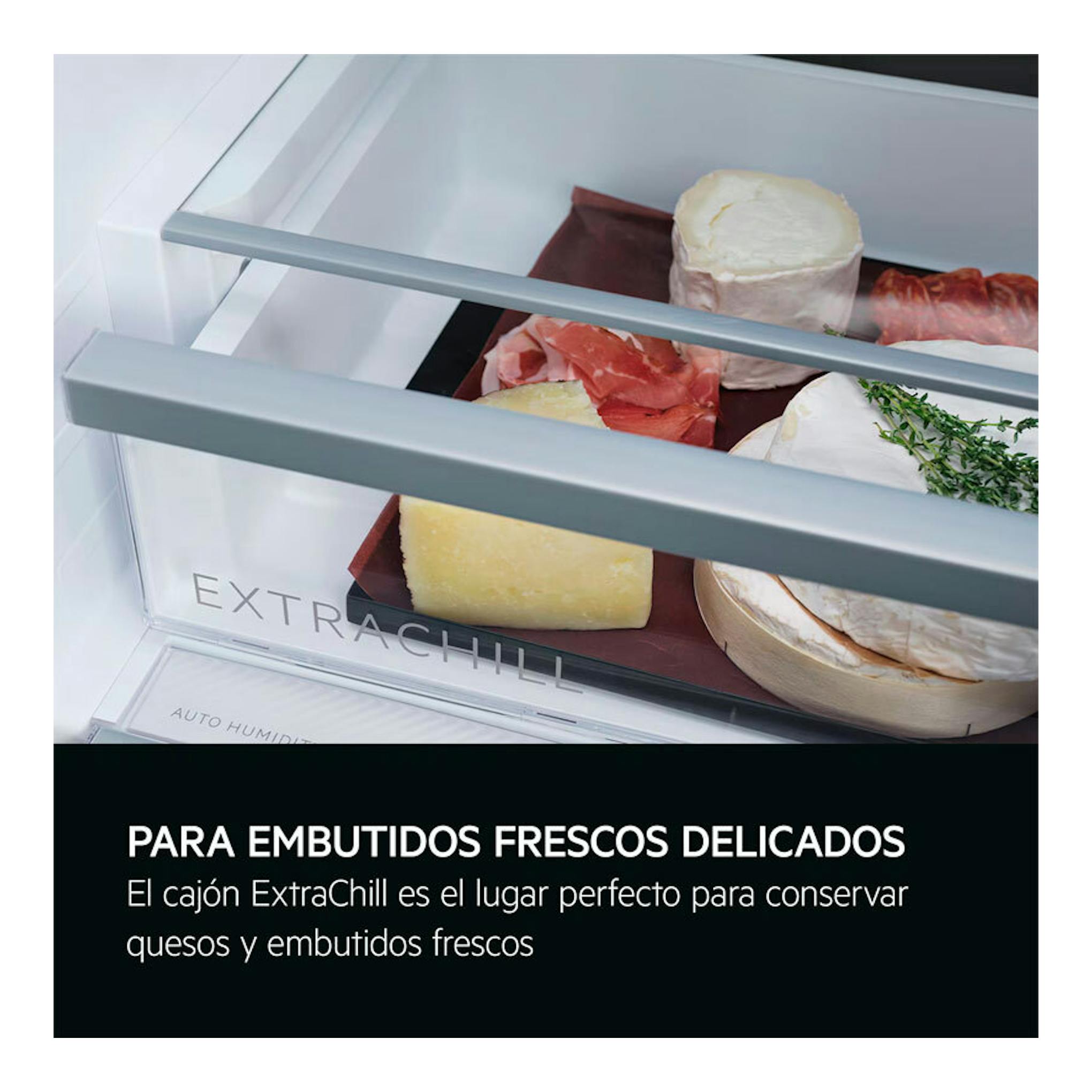 Frigorífico combi integrable AEG TC7CS181ES, vista en primer plano del cajón ExtraChill con quesos y embutidos.