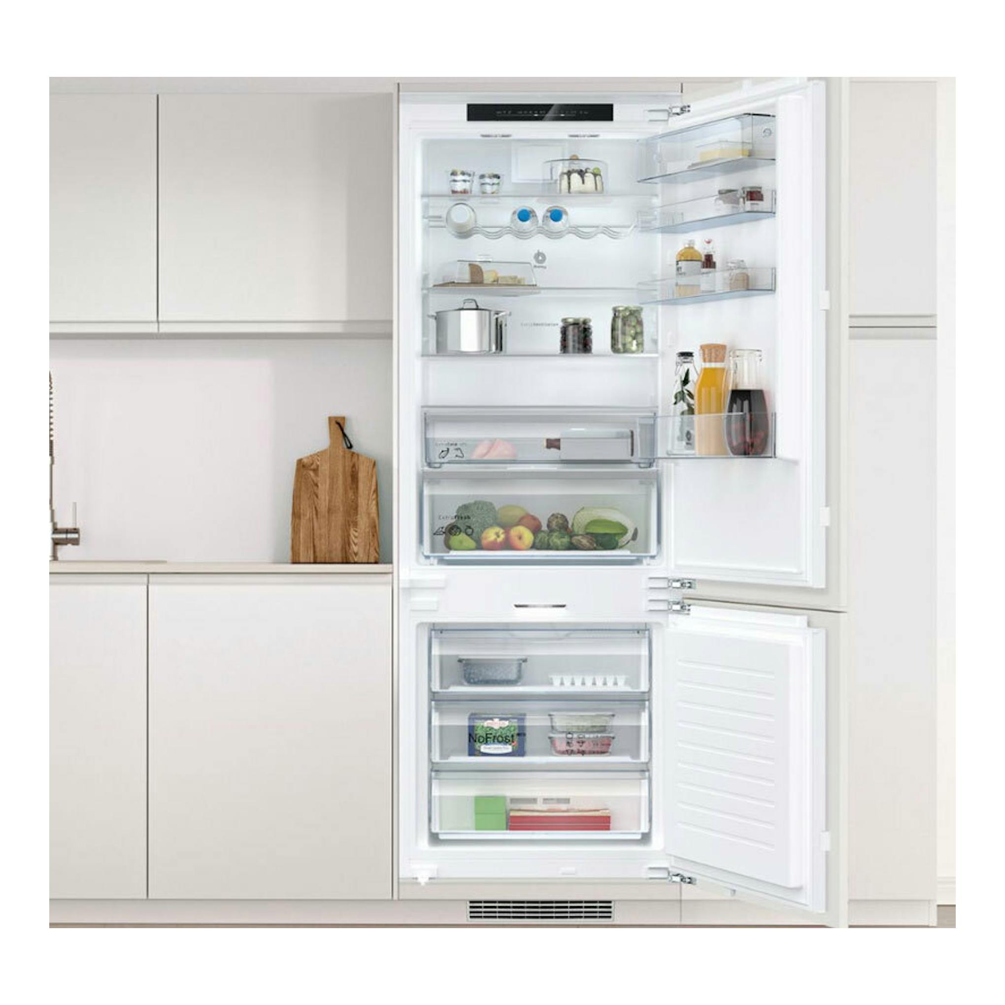Frigorífico combi integrable Balay 3KID967F, blanco, abierto en cocina, vista frontal con interior visible.