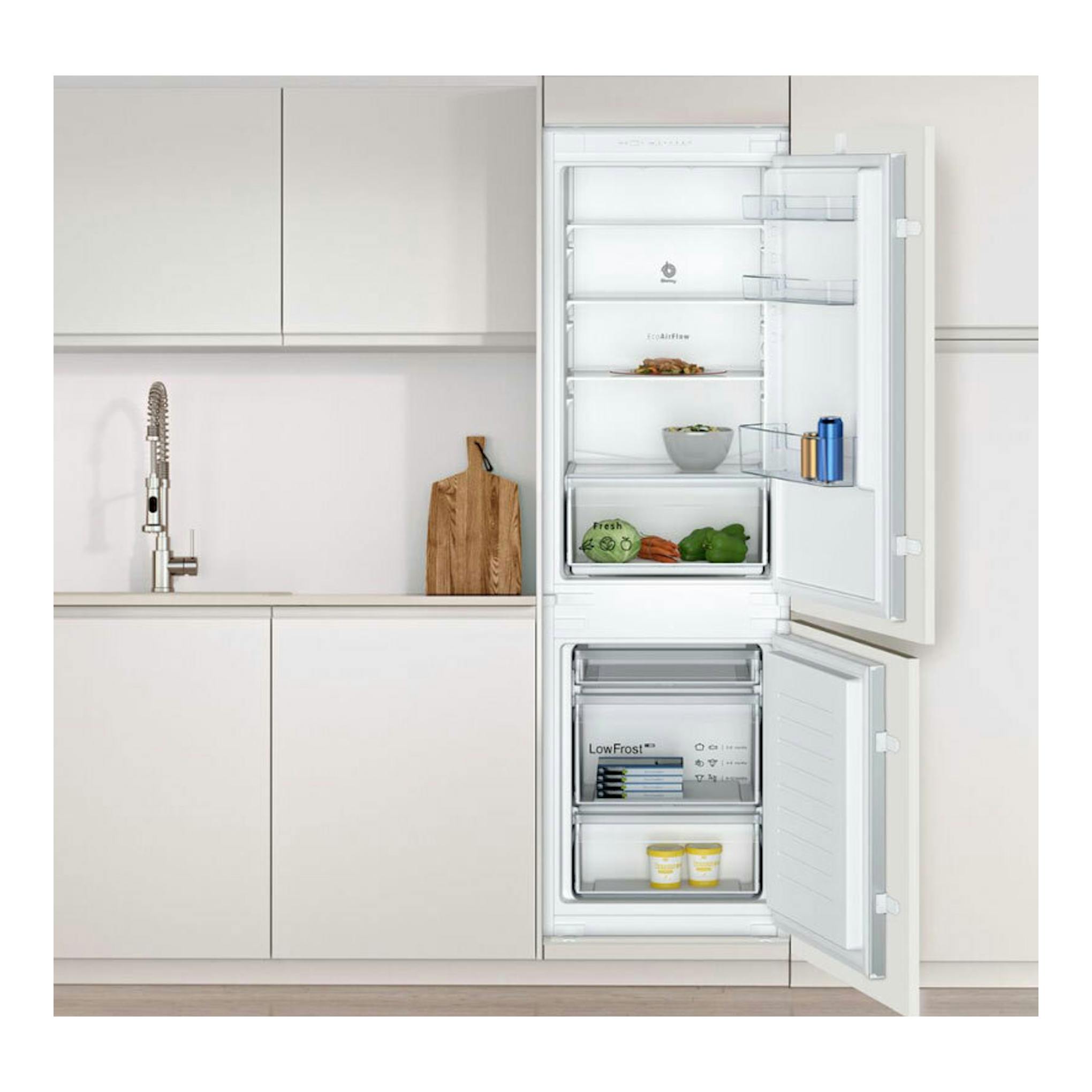 Frigorífico combi integrable Balay 3KIE711S en cocina blanca, con puertas abiertas y baldas y cajones visibles.