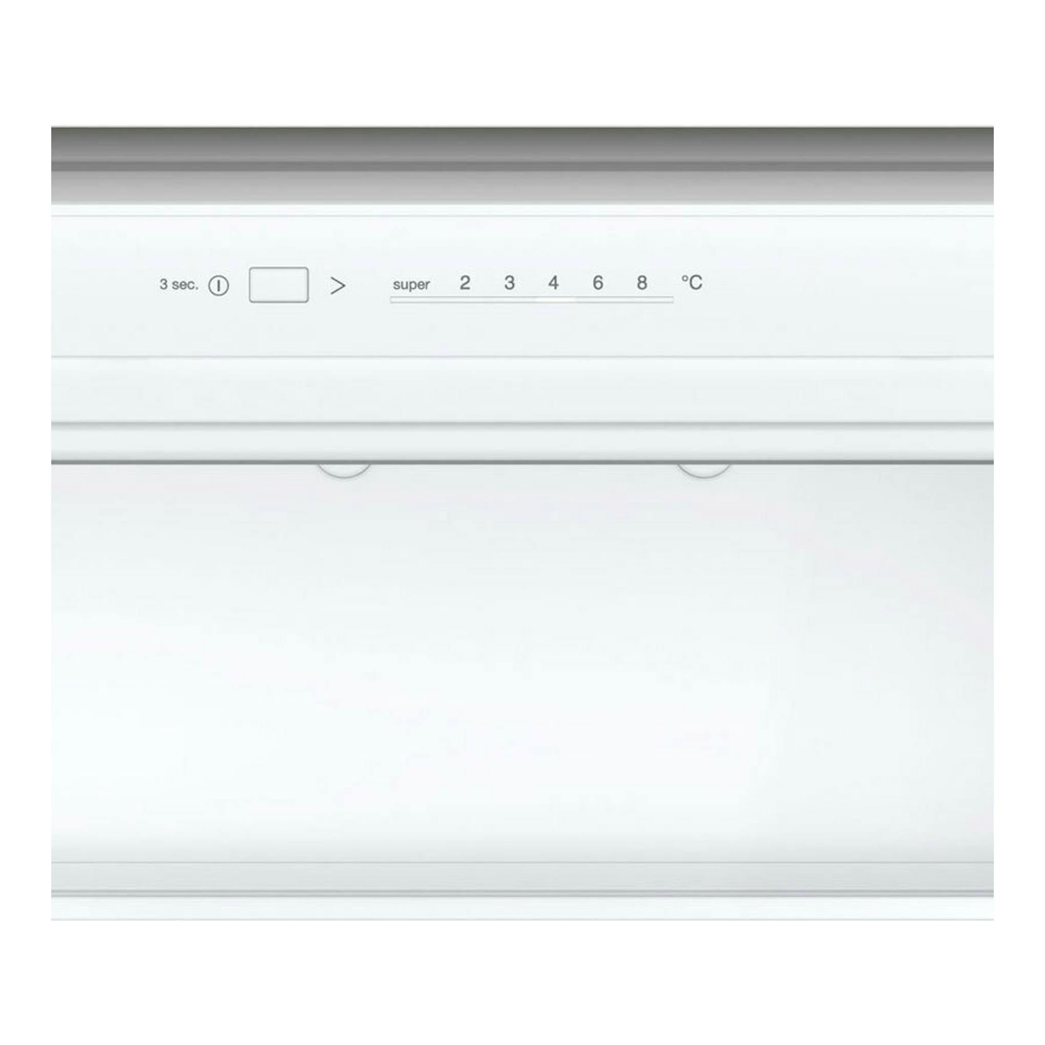 Vista frontal del panel blanco de frigorífico integrable Balay 3KIE711S con control de temperatura.