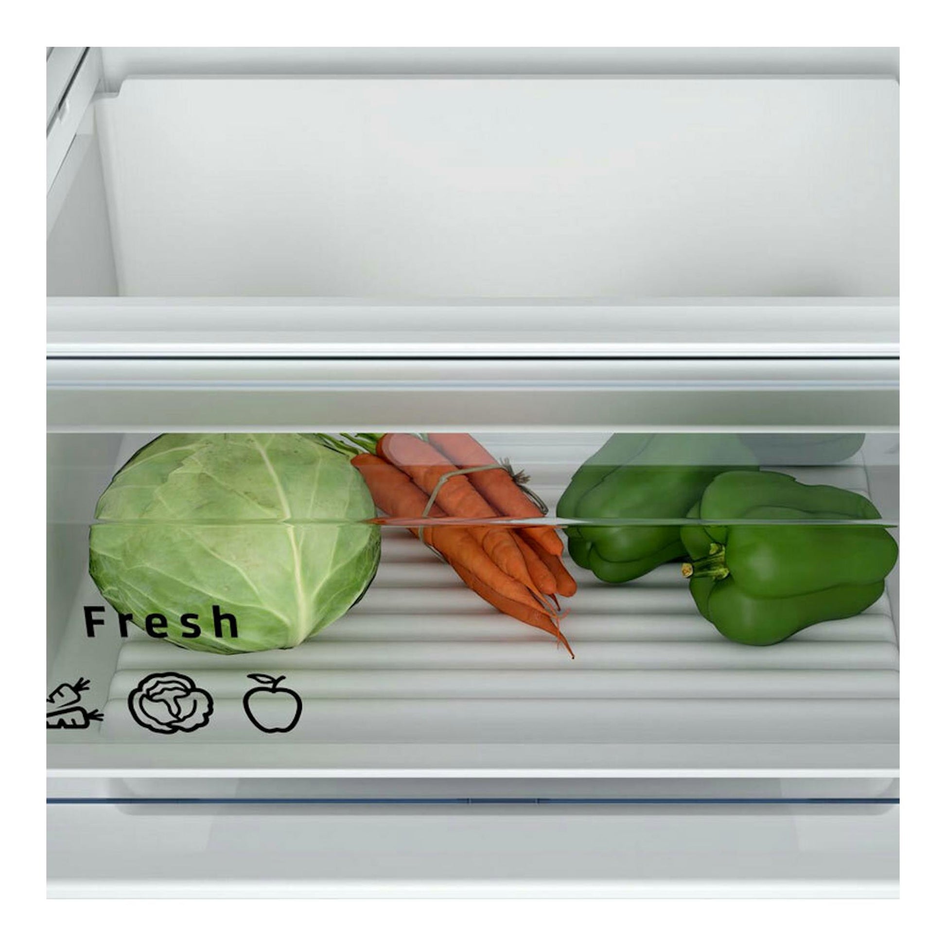 Frigorífico integrable Balay 3KIE711S, cajón interior con col y verduras visto de frente.