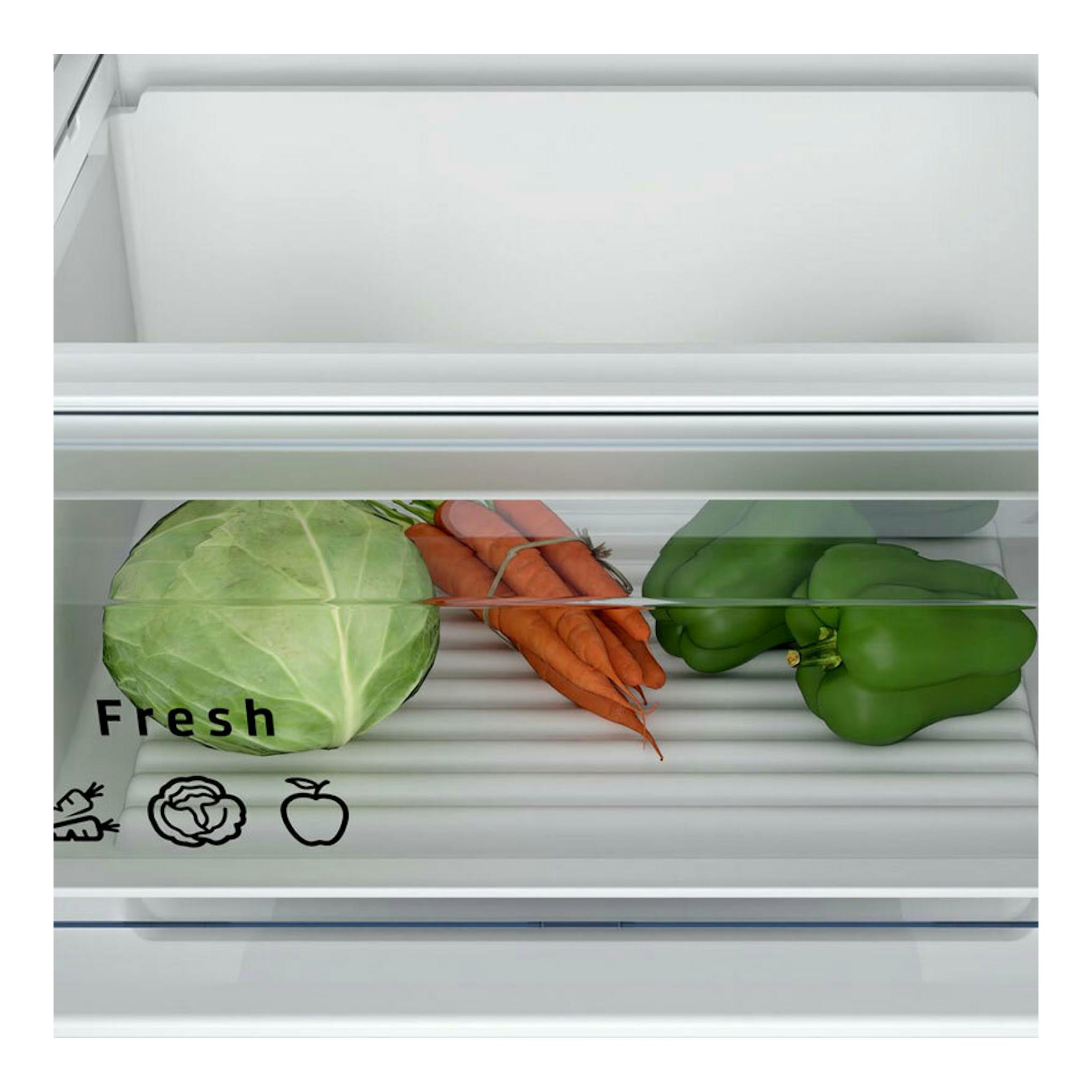 Frigorífico integrable Balay 3KIE711S, cajón interior con col y verduras visto de frente.