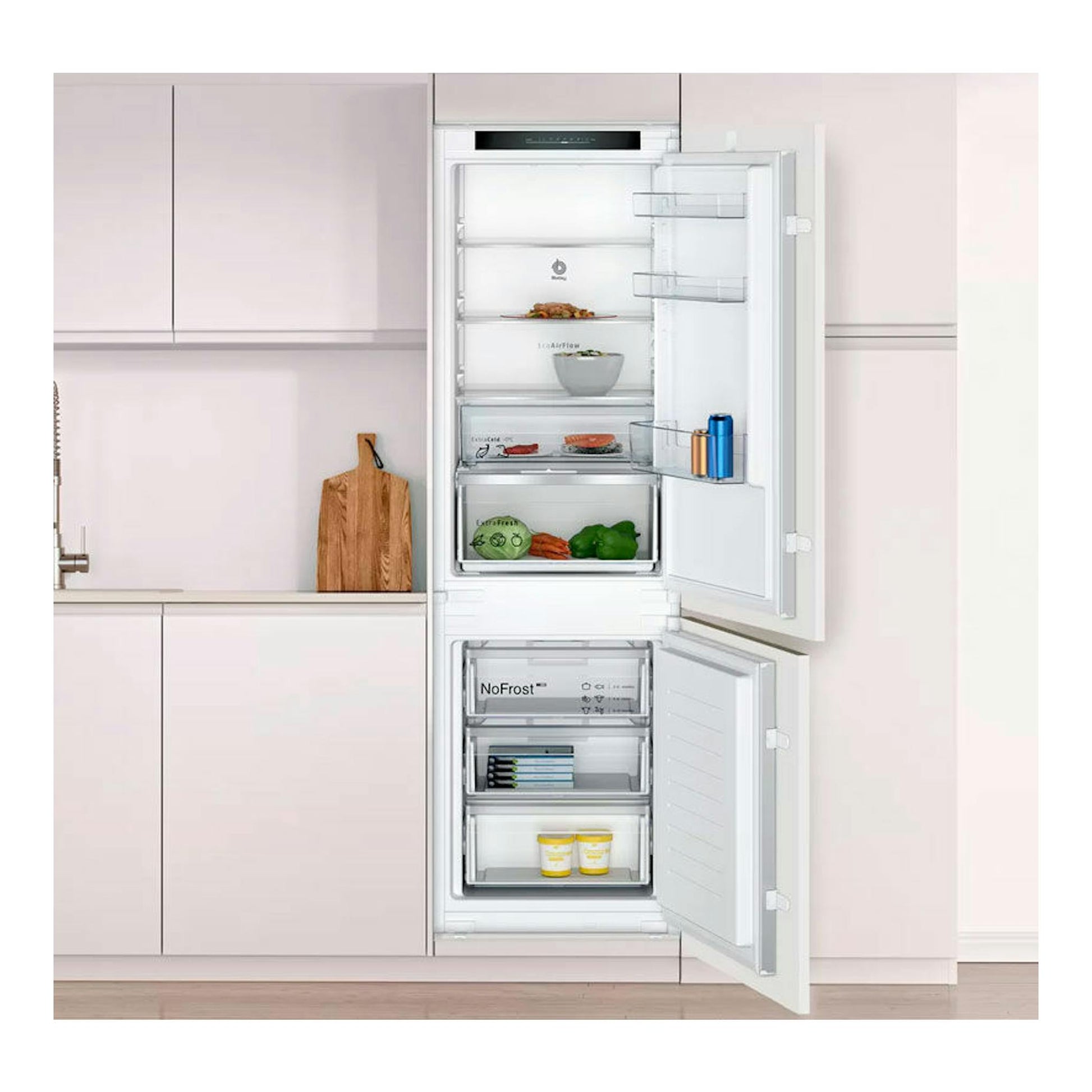 Frigorífico combi integrable Balay 3KIE734F blanco, vista frontal con puertas abiertas.