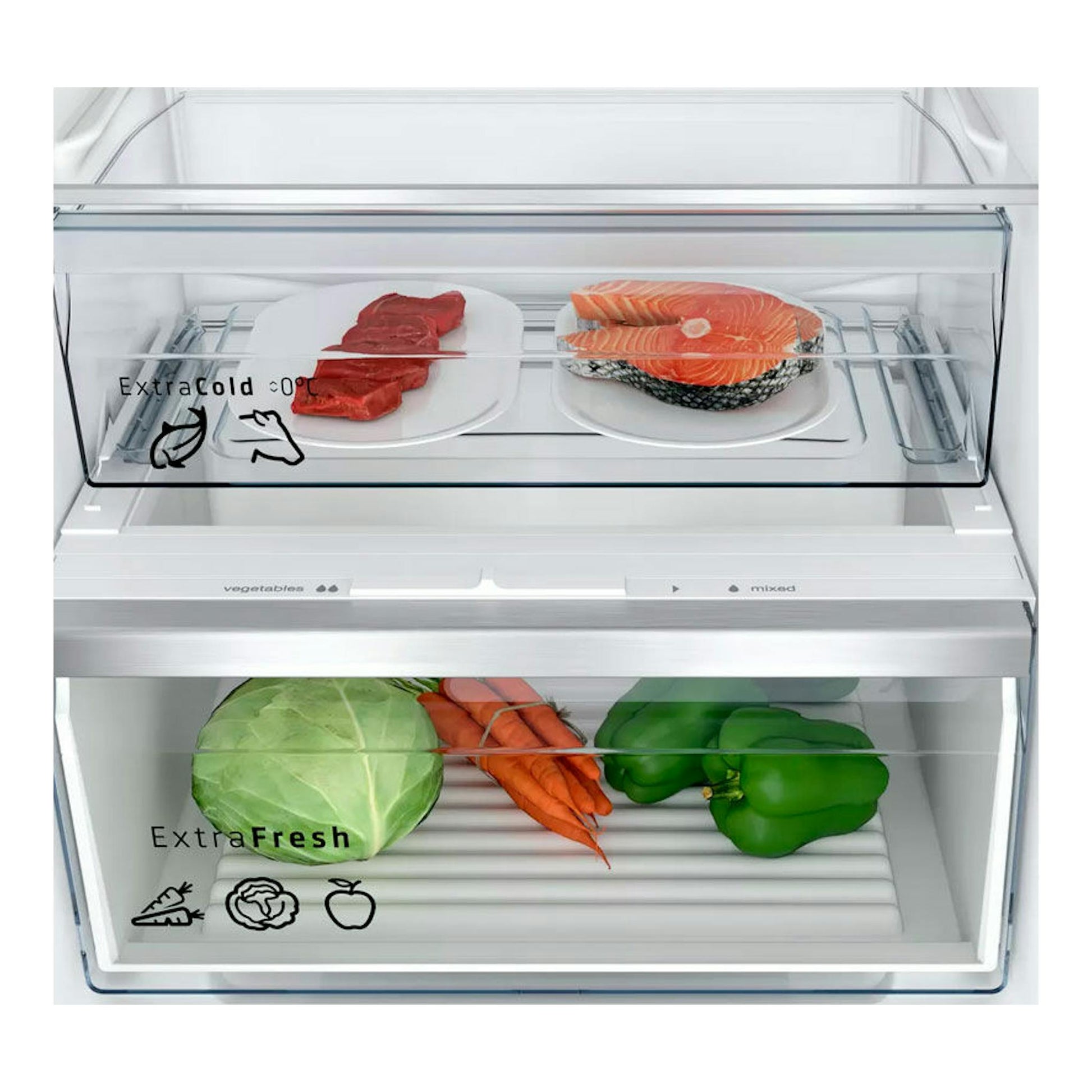 Interior de frigorífico combi Balay 3KIE734F, vista frontal de cajones transparentes con carne, salmón y verduras.