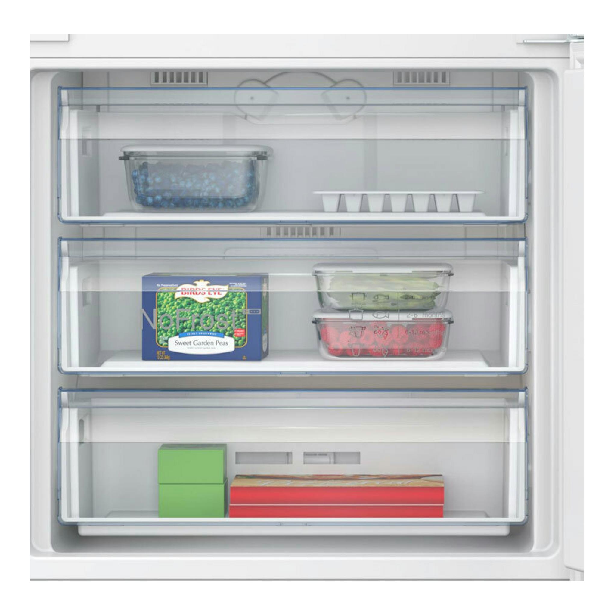 Vista frontal del interior de un frigorífico combi integrable Balay 3KIE934F, con tres cajones transparentes y alimentos.