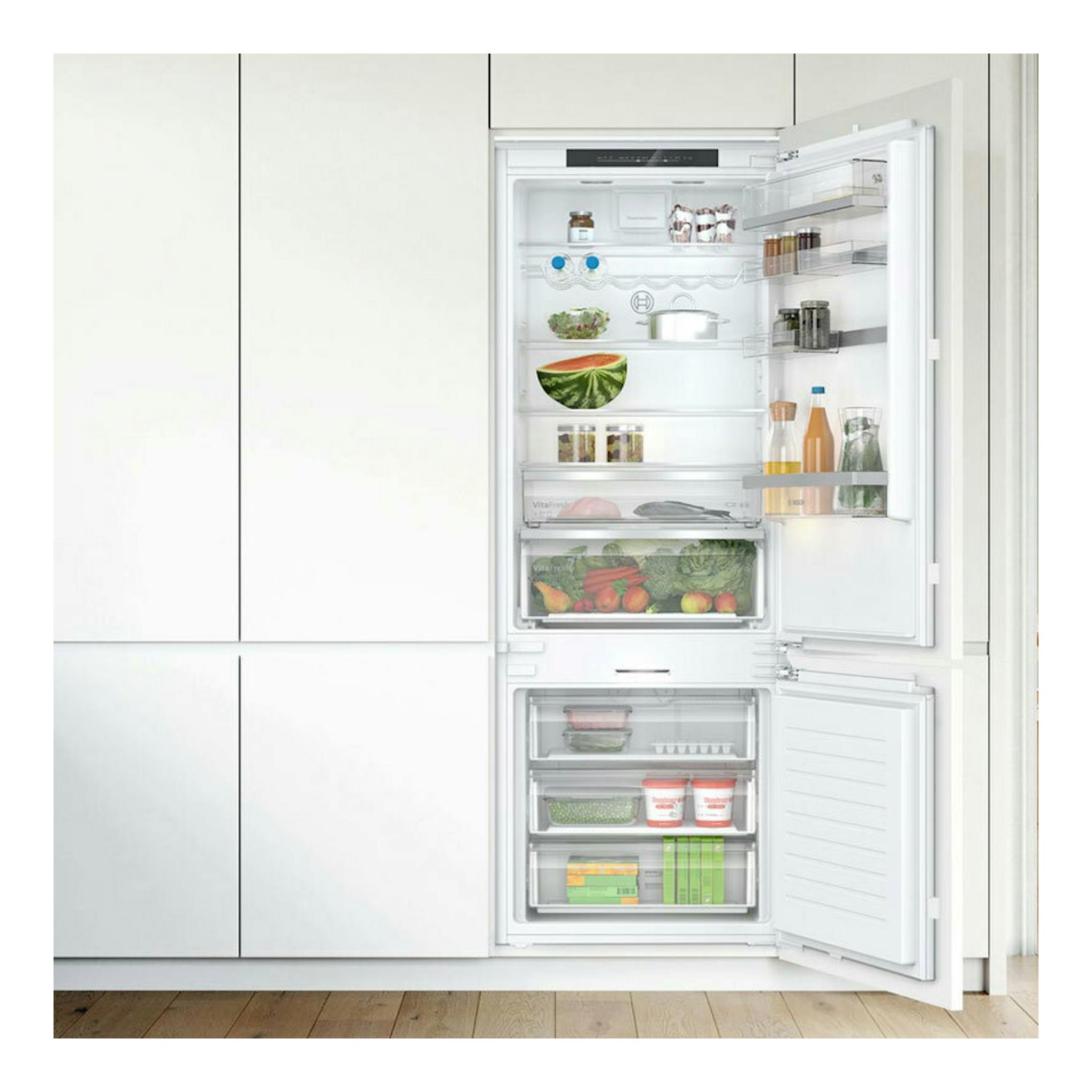 Frigorífico combi integrable Bosch KBN96ADD0, blanco, abierto en vista frontal, con compartimentos interiores.