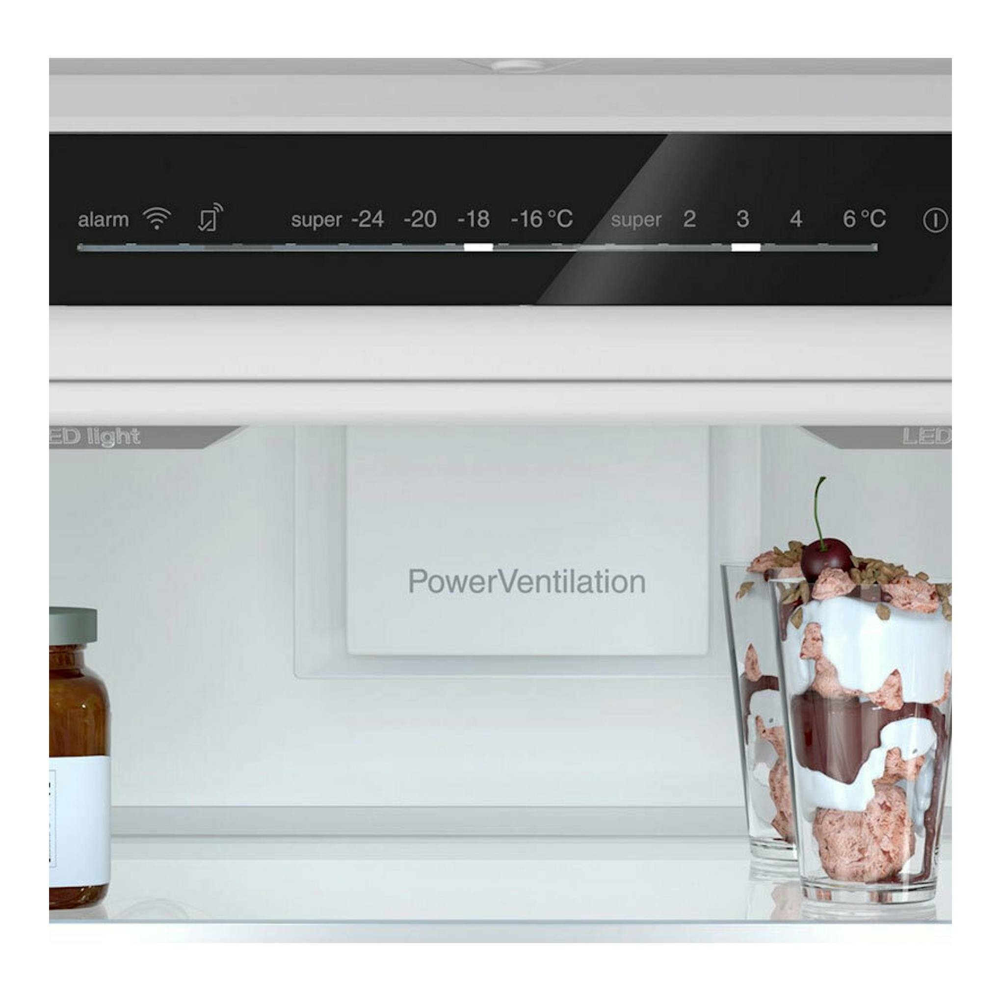 Interior de frigorífico Bosch KBN96ADD0, blanco, con panel digital superior y vaso de postre en la balda.