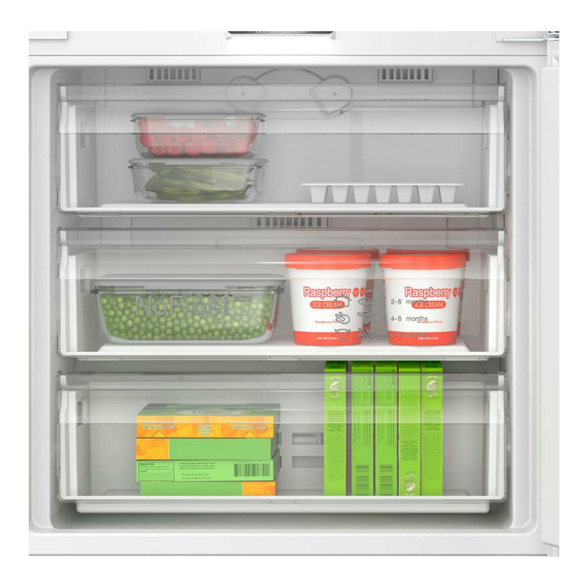 Vista frontal del interior de un frigorífico combi integrable Bosch KBN96ADD0 con cajones transparentes y alimentos.