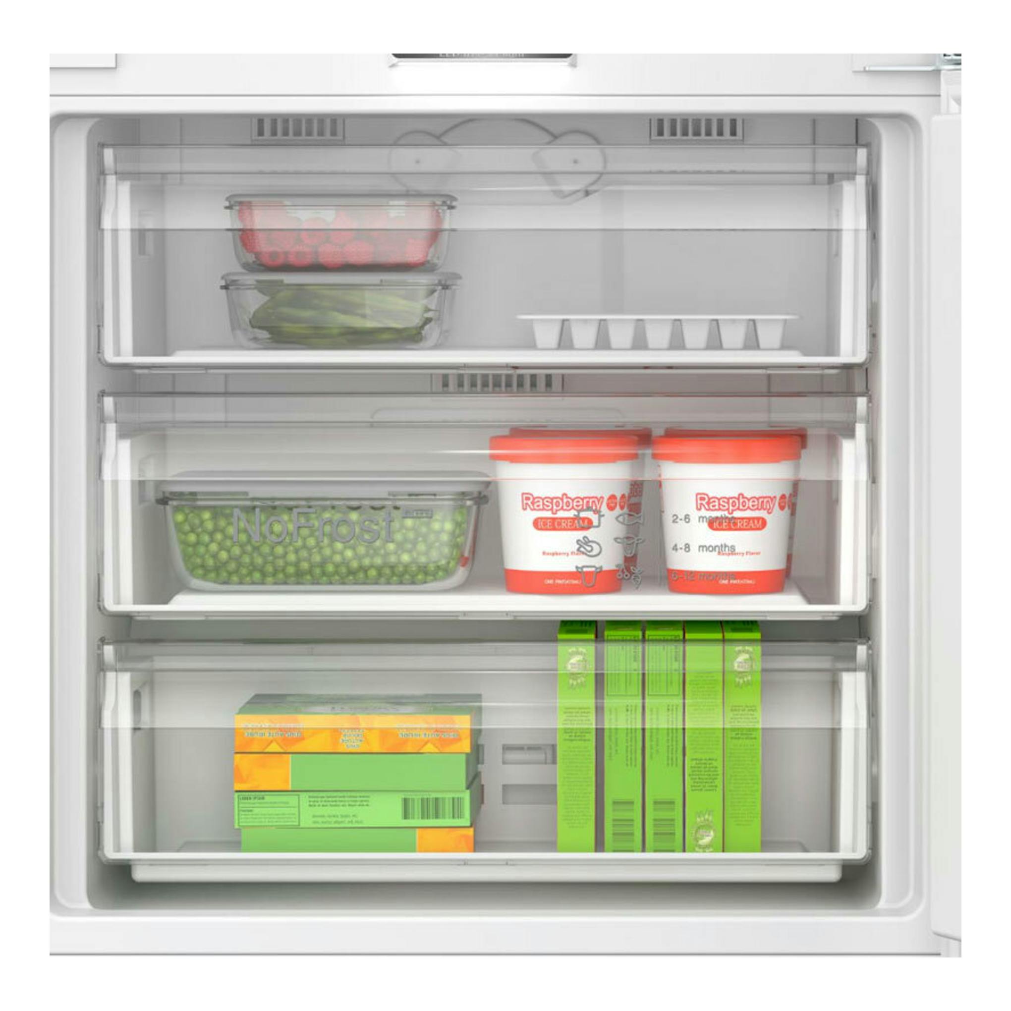 Vista frontal del interior de un frigorífico combi integrable Bosch KBN96ADD0 con cajones transparentes y alimentos.