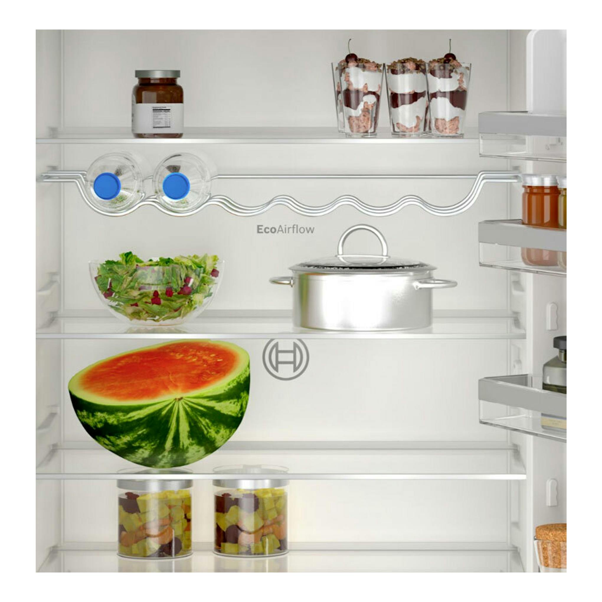 Interior de frigorífico Bosch KBN96VFE0 con estantes, ensalada, olla, sandía y botes; vista frontal.