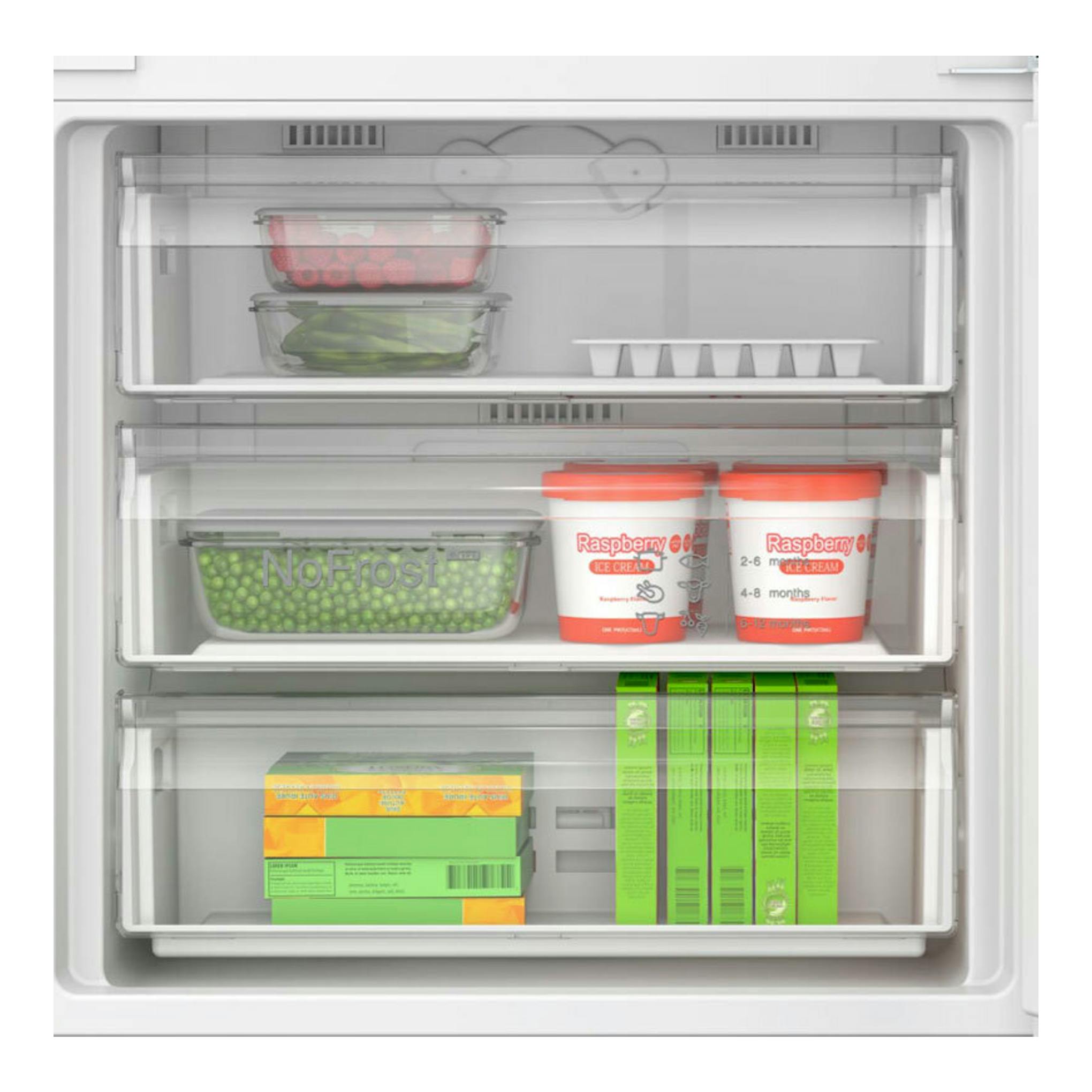 Frigorífico combi integrable Bosch KBN96VFE0, vista frontal interior con estantes de cristal y alimentos.