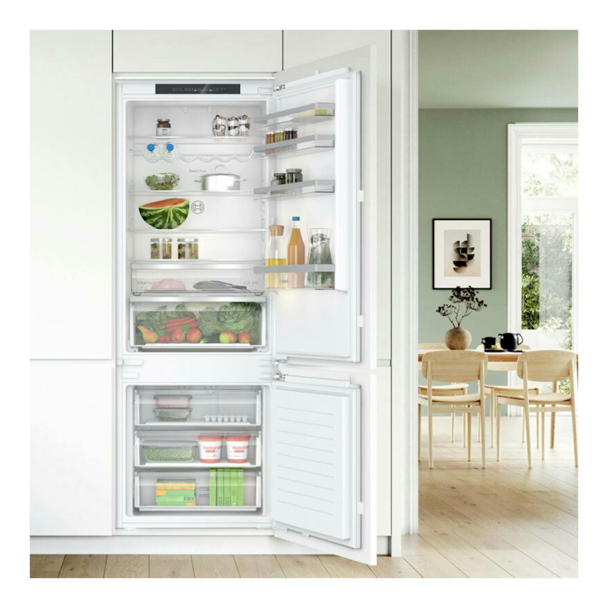 Frigorífico combi integrable Bosch KBN96VFE0 blanco, vista frontal con puertas abiertas y estantes visibles.