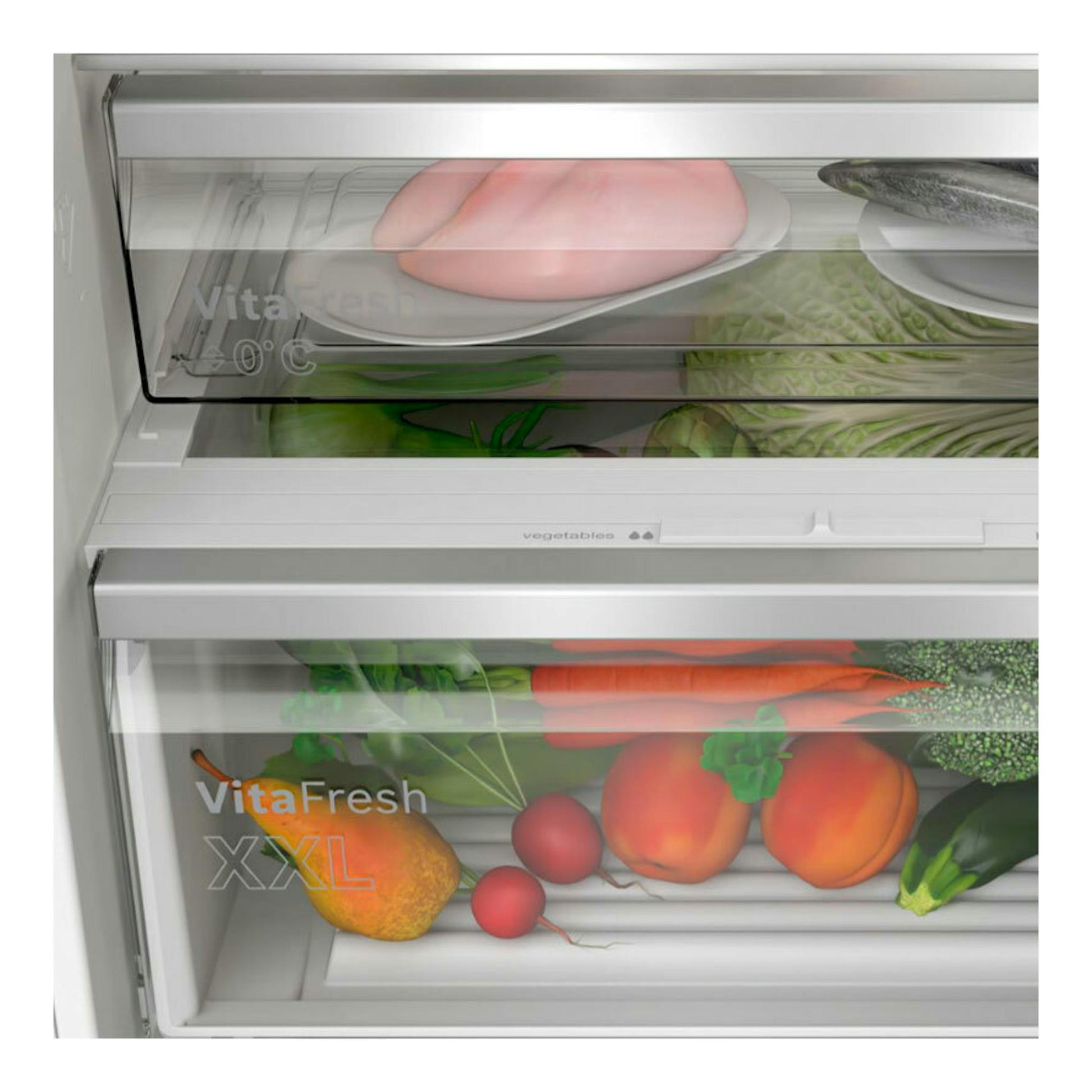 Interior de frigorífico combi integrable Bosch KBN96VSE0, vista frontal de cajones transparentes con frutas y verduras.