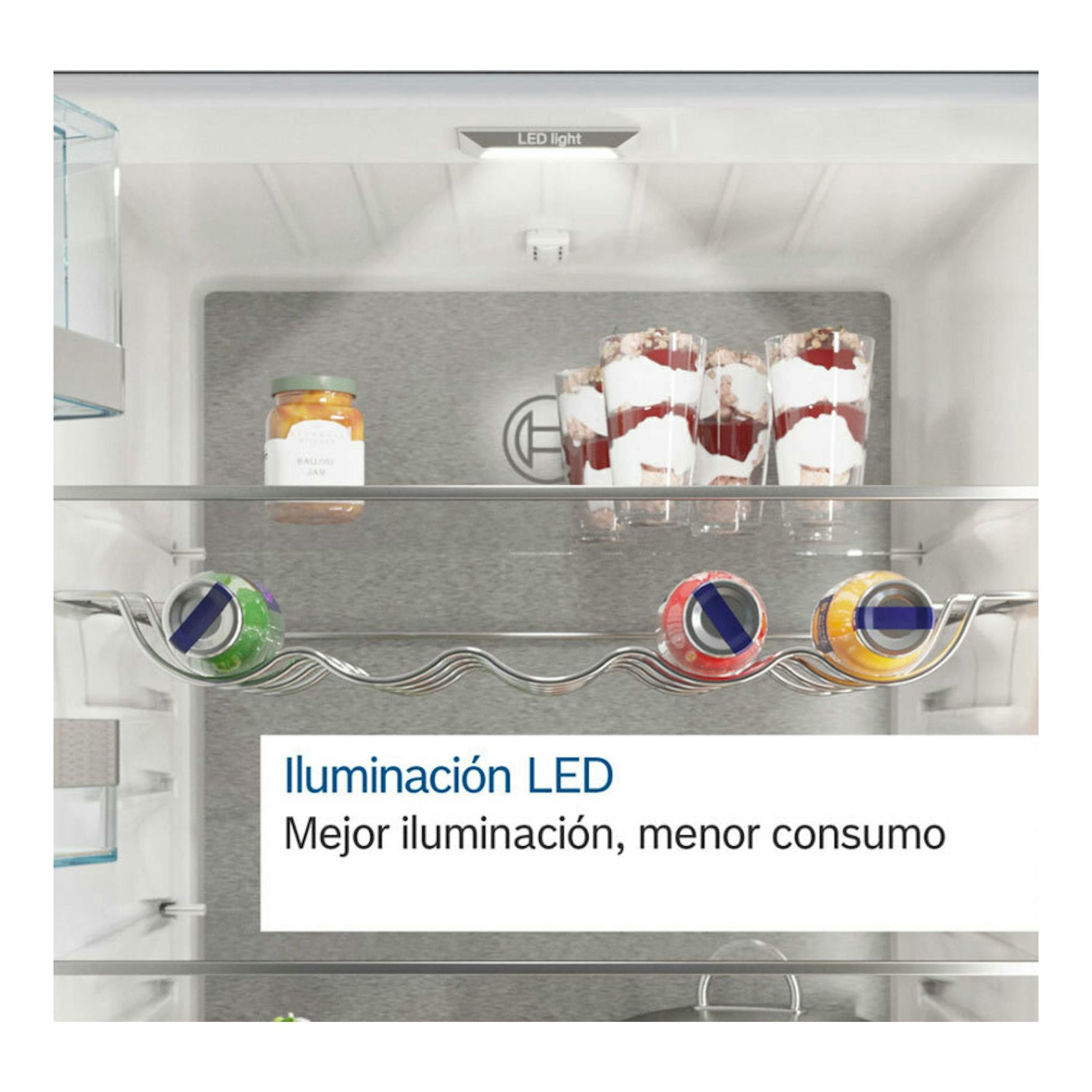 Interior frontal de frigorífico Bosch KIN86ADD0, blanco, con estantes de cristal e iluminación LED.