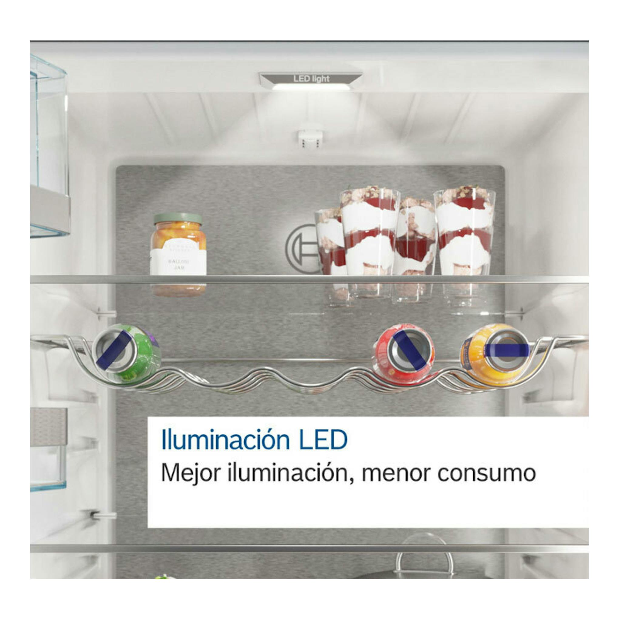 Interior frontal de frigorífico Bosch KIN86ADD0, blanco, con estantes de cristal e iluminación LED.