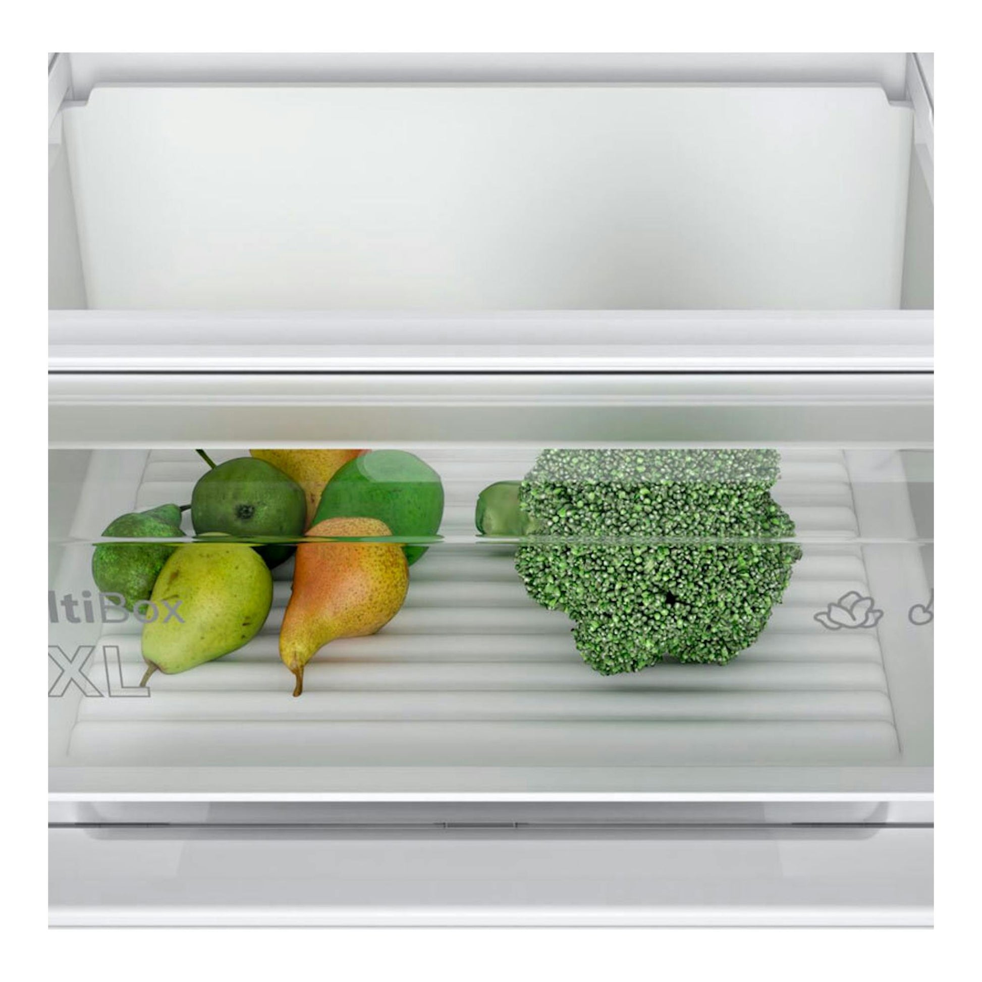 Vista frontal del interior de un frigorífico integrable Bosch KIN86NSE0 con frutas y brócoli en un cajón.