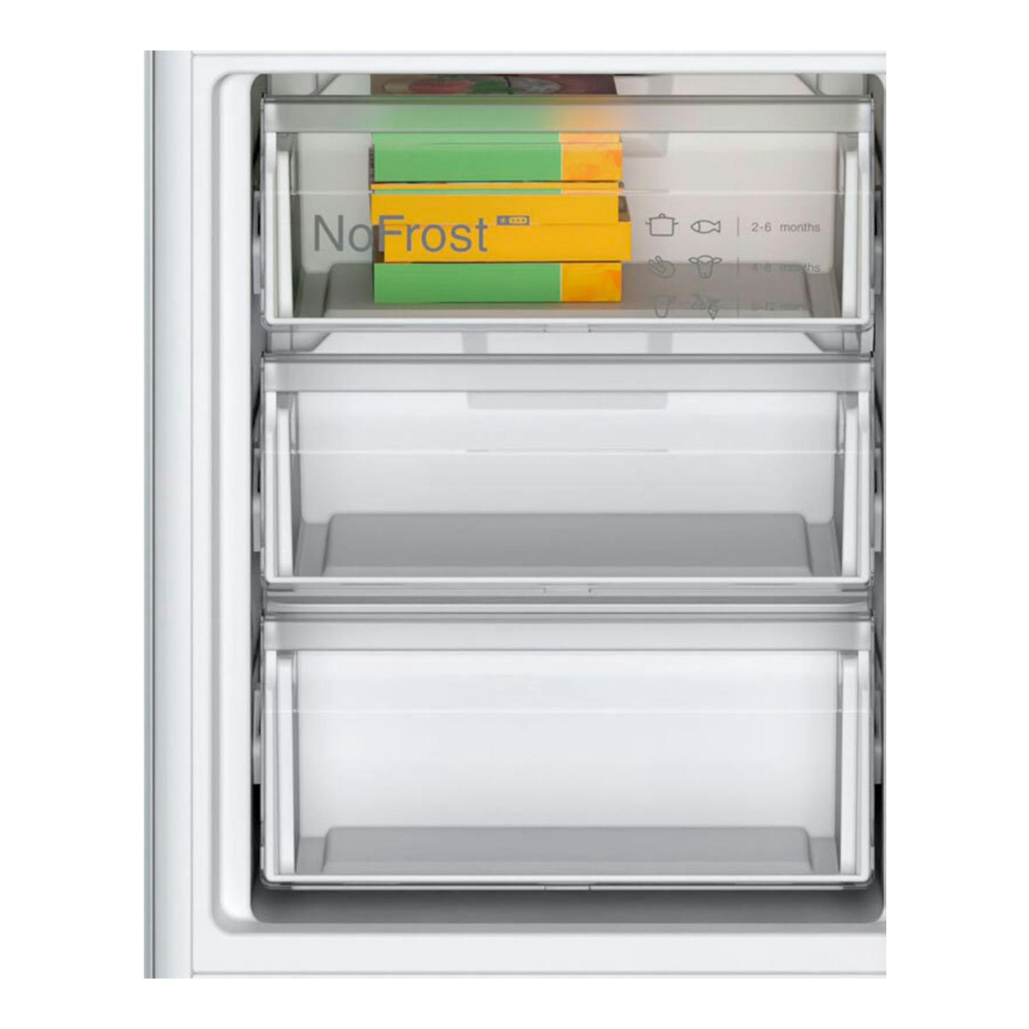 Interior de congelador Bosch KIN86NSE0 blanco, vista frontal con tres cajones transparentes y logo NoFrost.