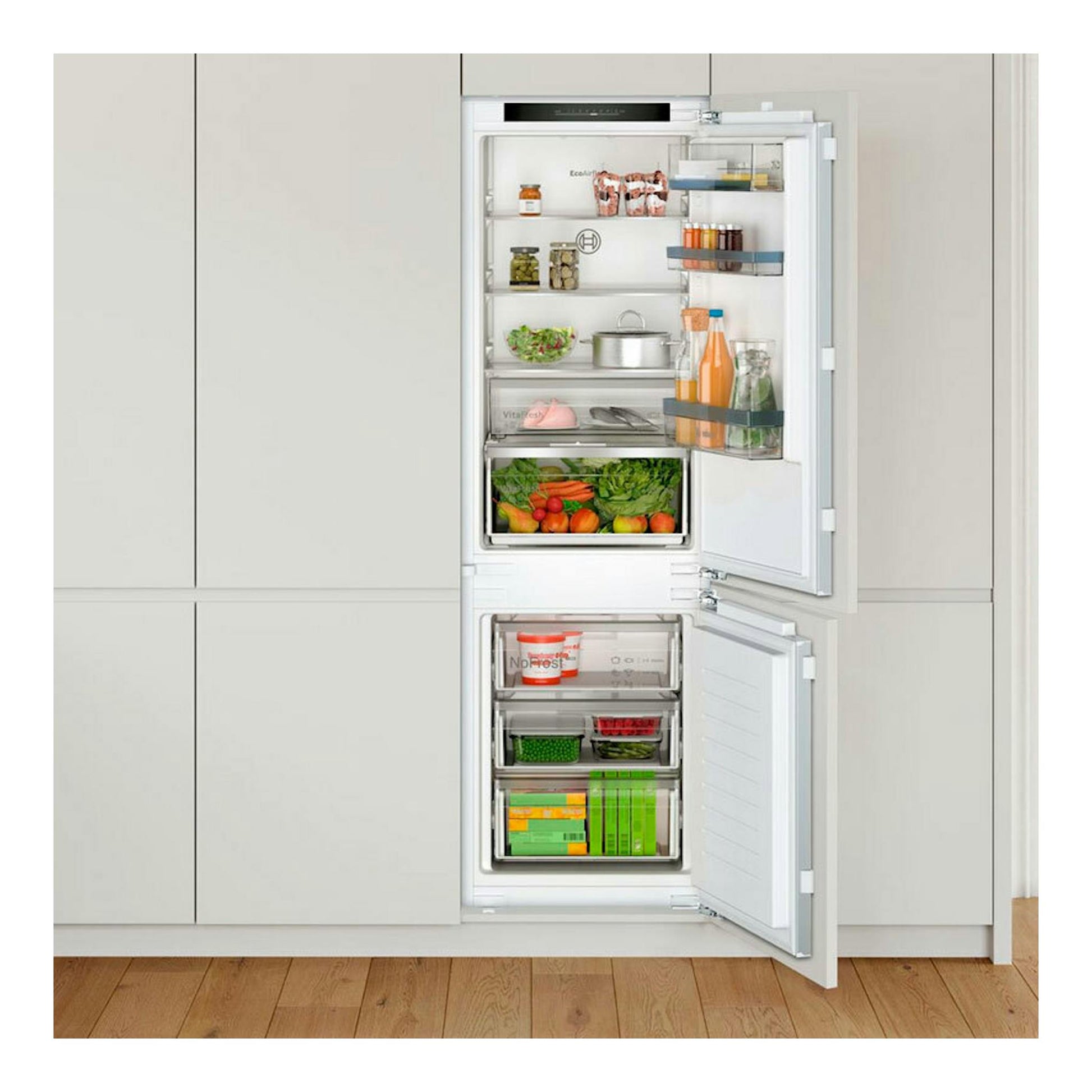 Frigorífico combi integrable Bosch KIN86VFE0, blanco, vista frontal con puertas abiertas y alimentos dentro.