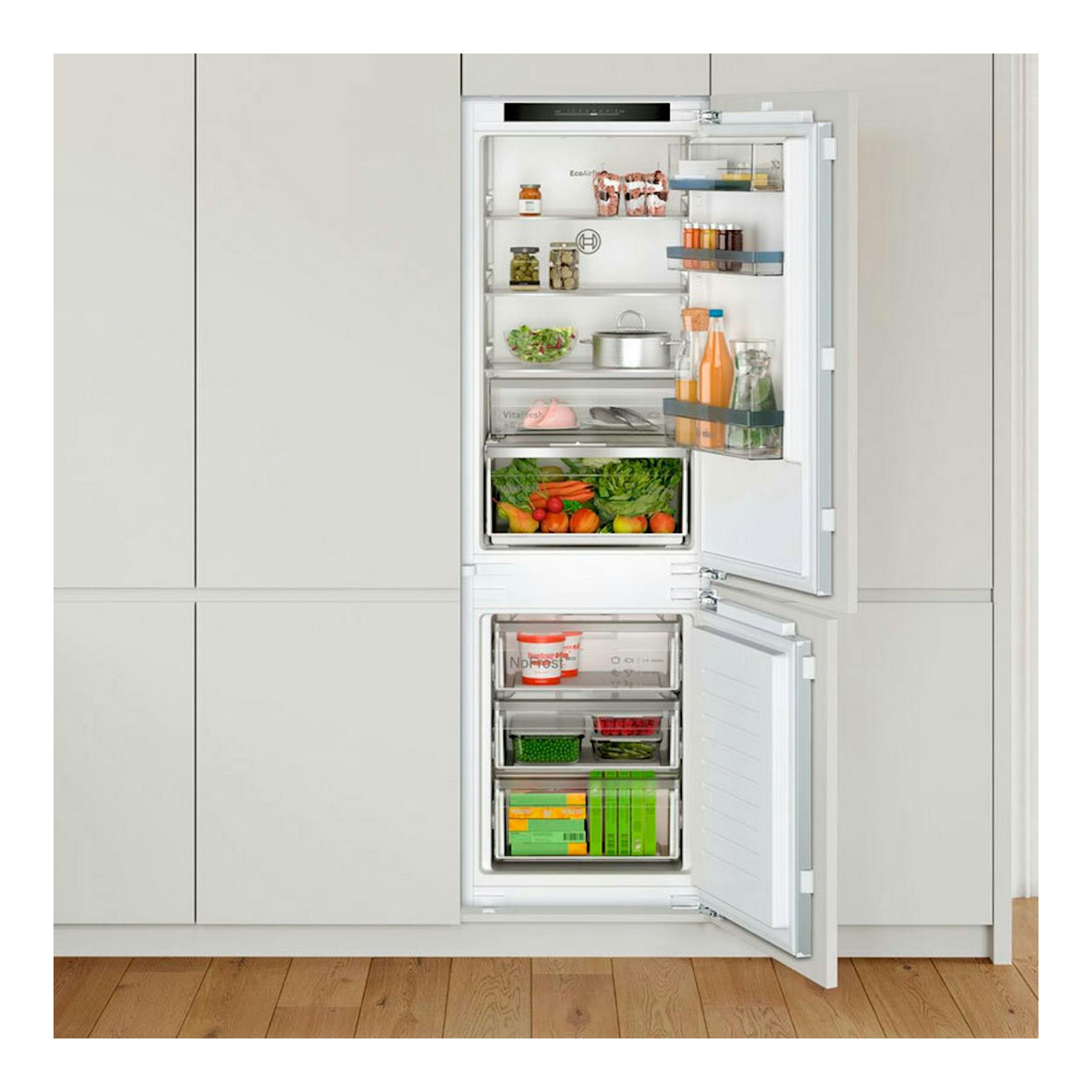 Frigorífico combi integrable Bosch KIN86VFE0, blanco, vista frontal con puertas abiertas y alimentos dentro.