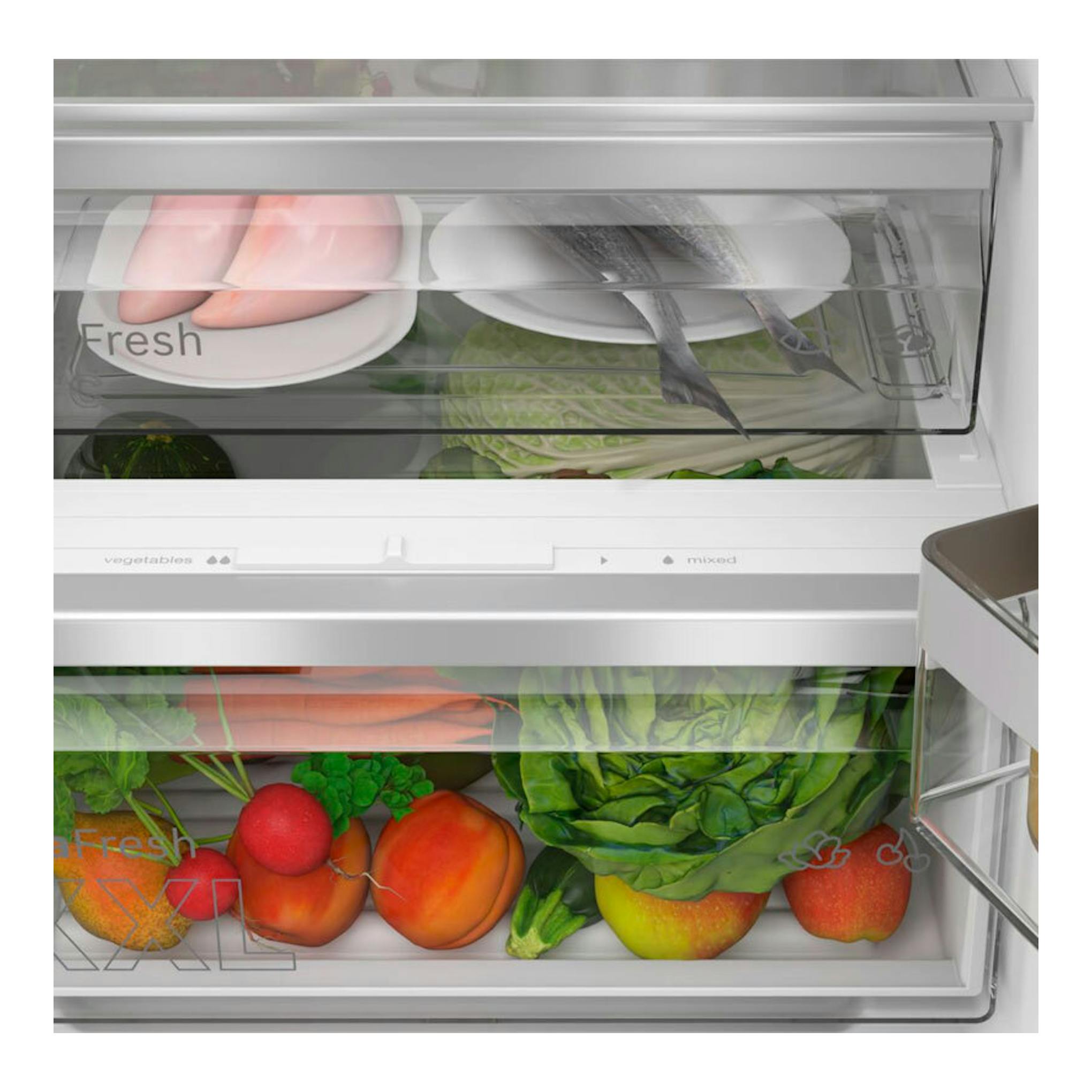 Vista frontal del interior de frigorífico combi Bosch KIN86VSE0, con cajones abiertos y frutas y verduras.