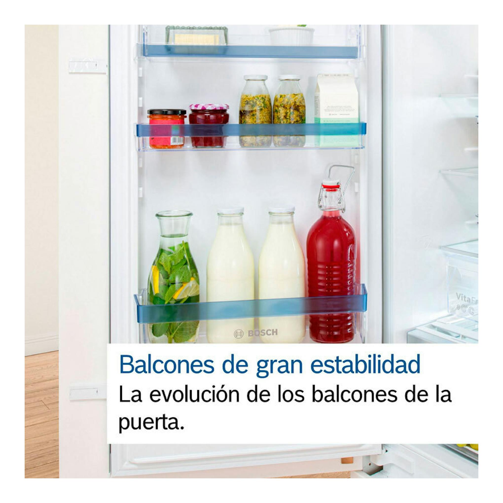 Frigorífico combi integrable Bosch KIN86VSE0 abierto, vista frontal del interior con estantes y botellas.