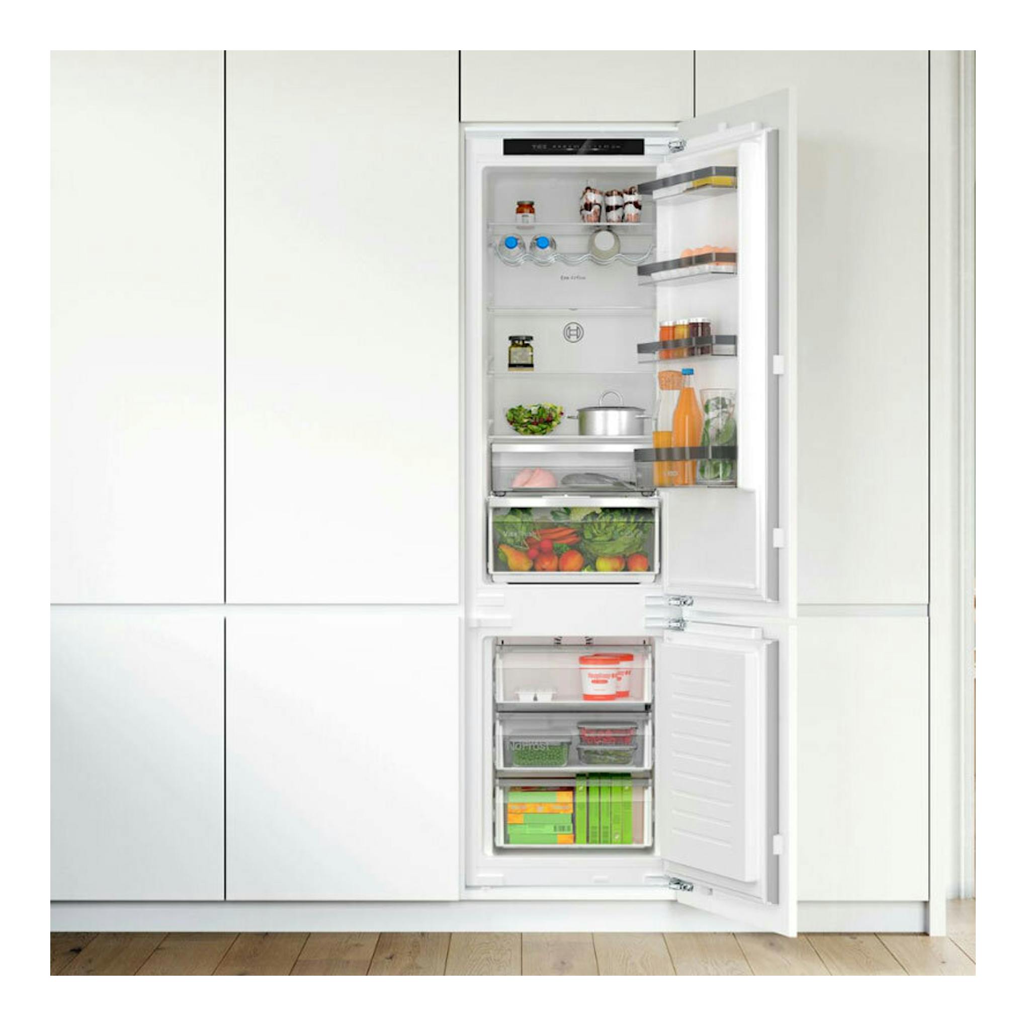 Frigorífico combi integrable Bosch KIN96VFD0 blanco, con la puerta abierta y vista frontal del interior.