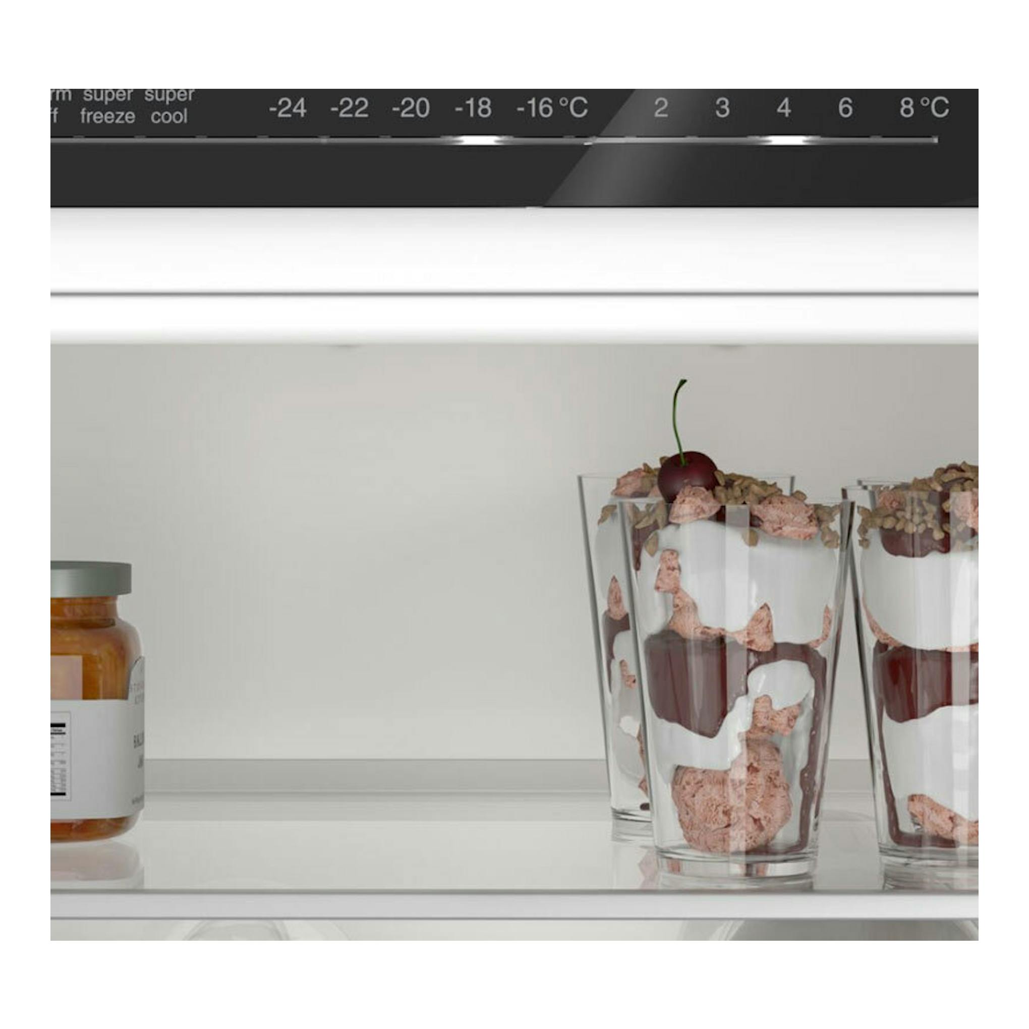 Interior de frigorífico Bosch KIN96VFD0, con display superior y vasos de postre, vista frontal.