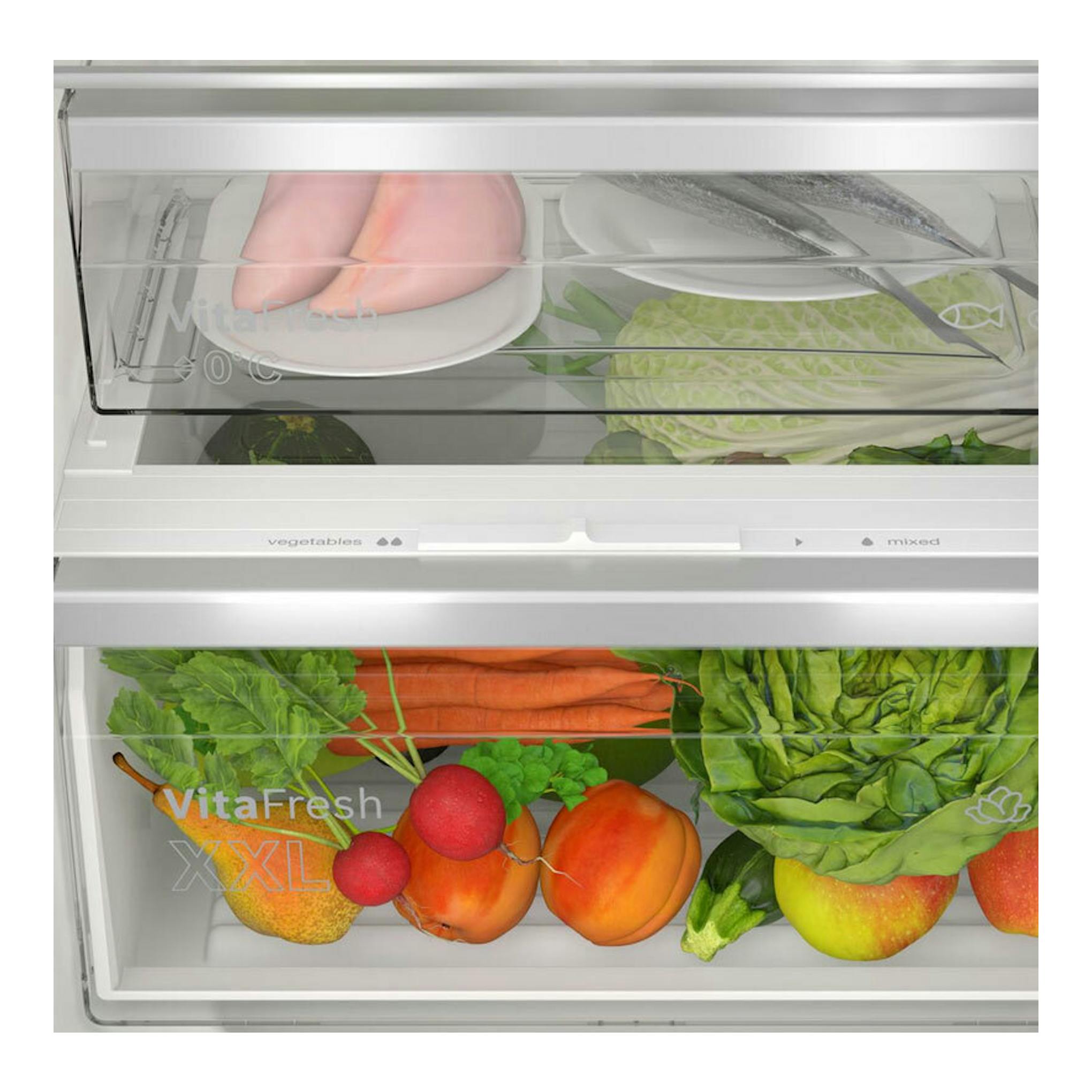 Vista frontal del interior de frigorífico Bosch KIN96VFD0 con cajones VitaFresh y frutas y verduras.