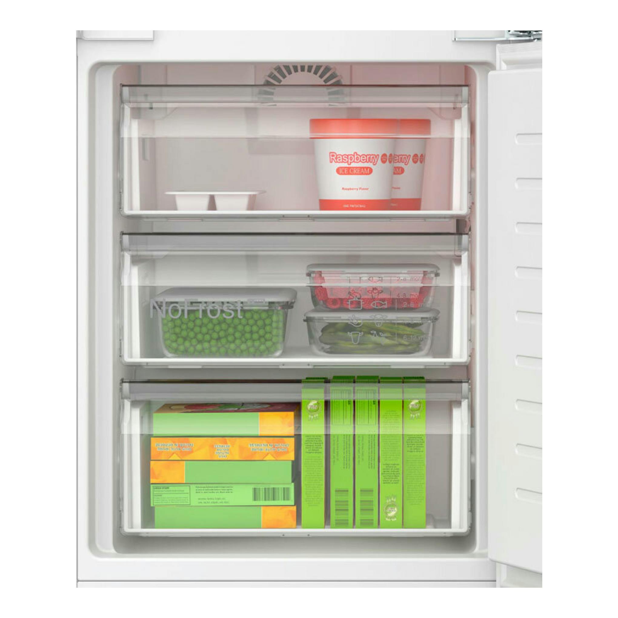 Frigorífico combi integrable Bosch KIN96VFD0 abierto, con cajones transparentes y alimentos en el interior.