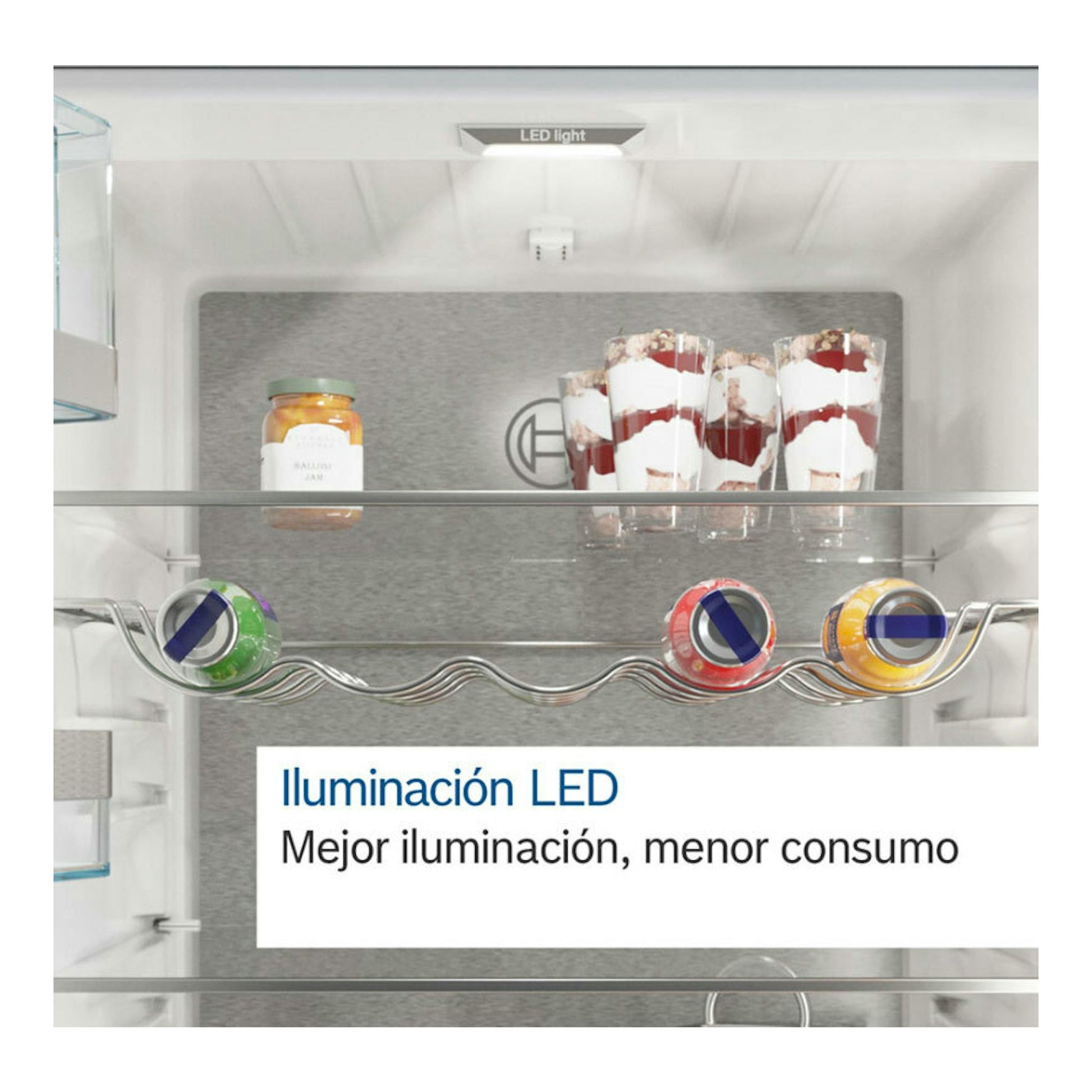 Interior de frigorífico combi integrable Bosch KIN96VFD0, vista frontal, con luz LED, estantes de cristal, latas y vasos.
