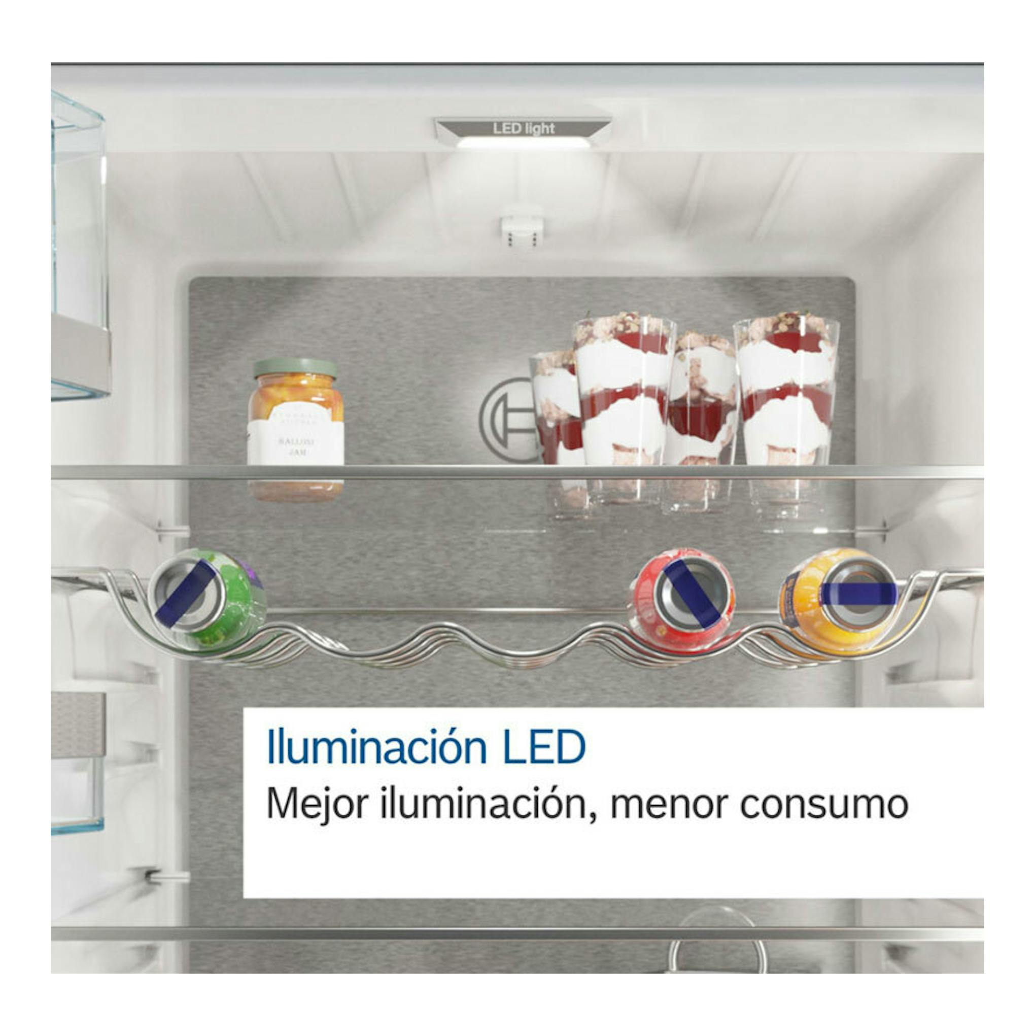Interior de frigorífico combi integrable Bosch KIN96VFD0, vista frontal, con luz LED, estantes de cristal, latas y vasos.