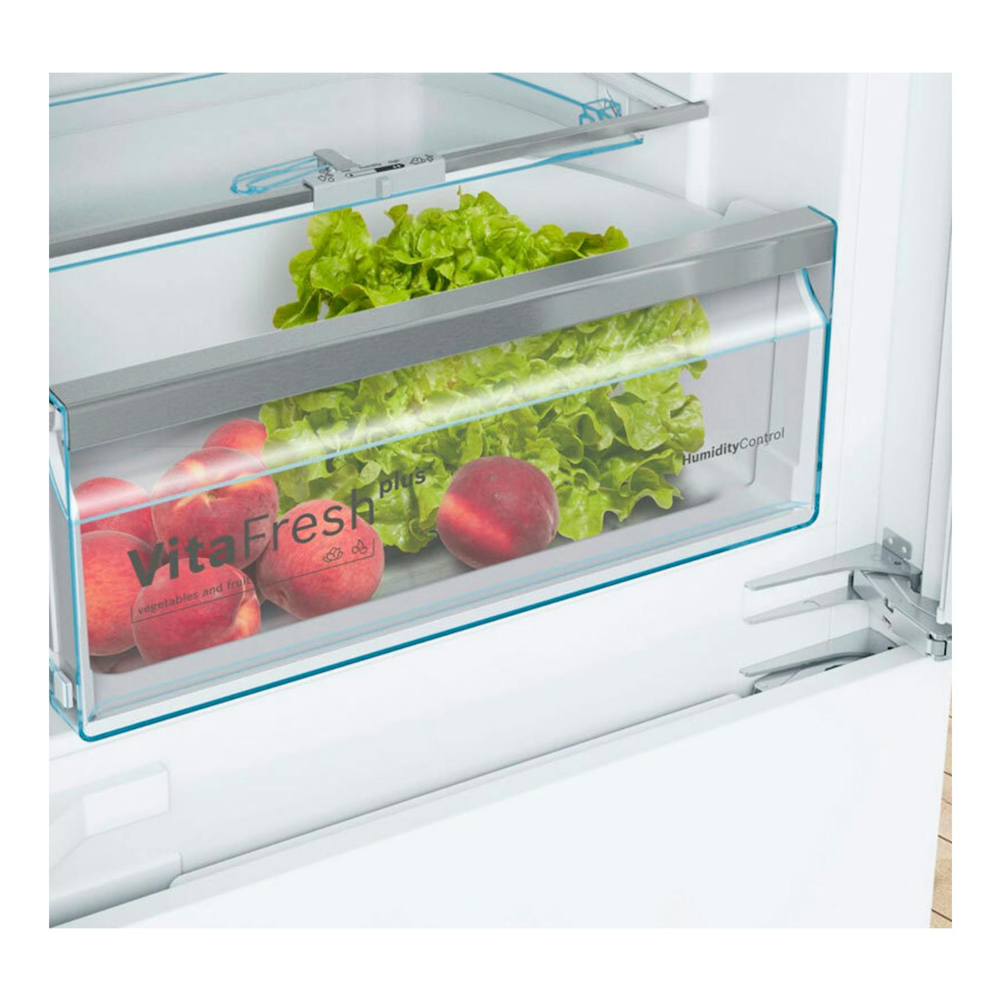 Frigorífico Bosch KIS86AFE0, vista interior de cajón transparente con lechuga y manzanas.