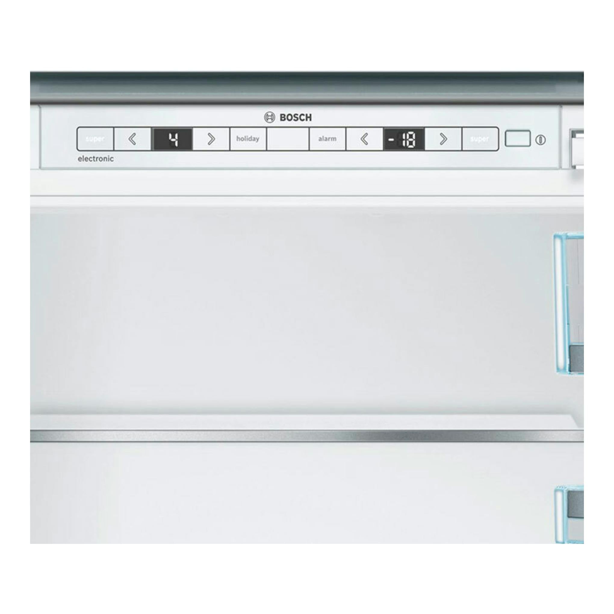 Frigorífico combi integrable Bosch KIS86AFE0, vista frontal blanca con panel de control digital superior.