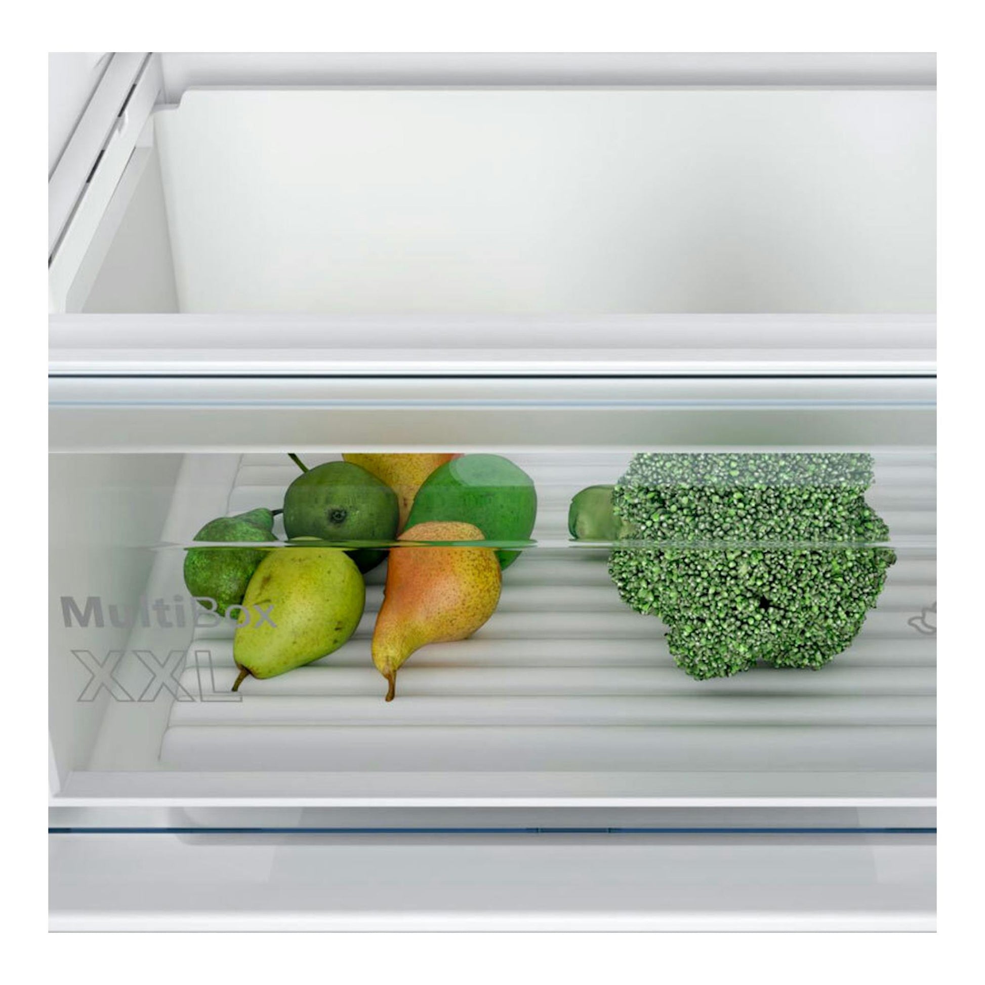 Interior de un frigorífico combi integrable Bosch KIV86NSE0, vista del cajón blanco con fruta y verduras.