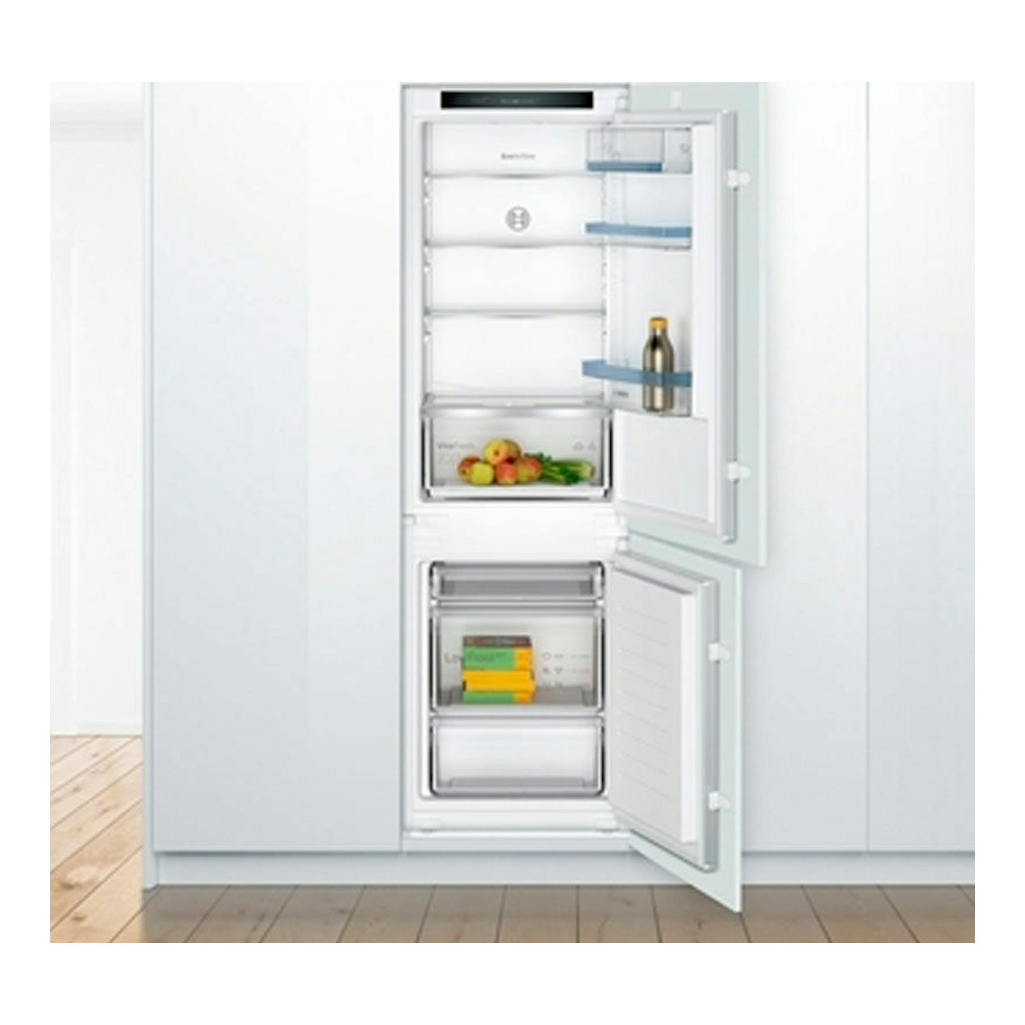 Frigorífico combi integrable Bosch KIV86VSE0, vista frontal, blanco, con puertas abiertas e interior visible.