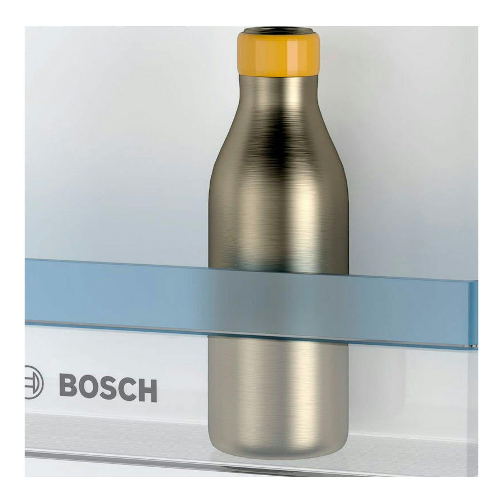 Interior de frigorífico Bosch con una botella metálica detrás de un estante de vidrio, vista frontal.