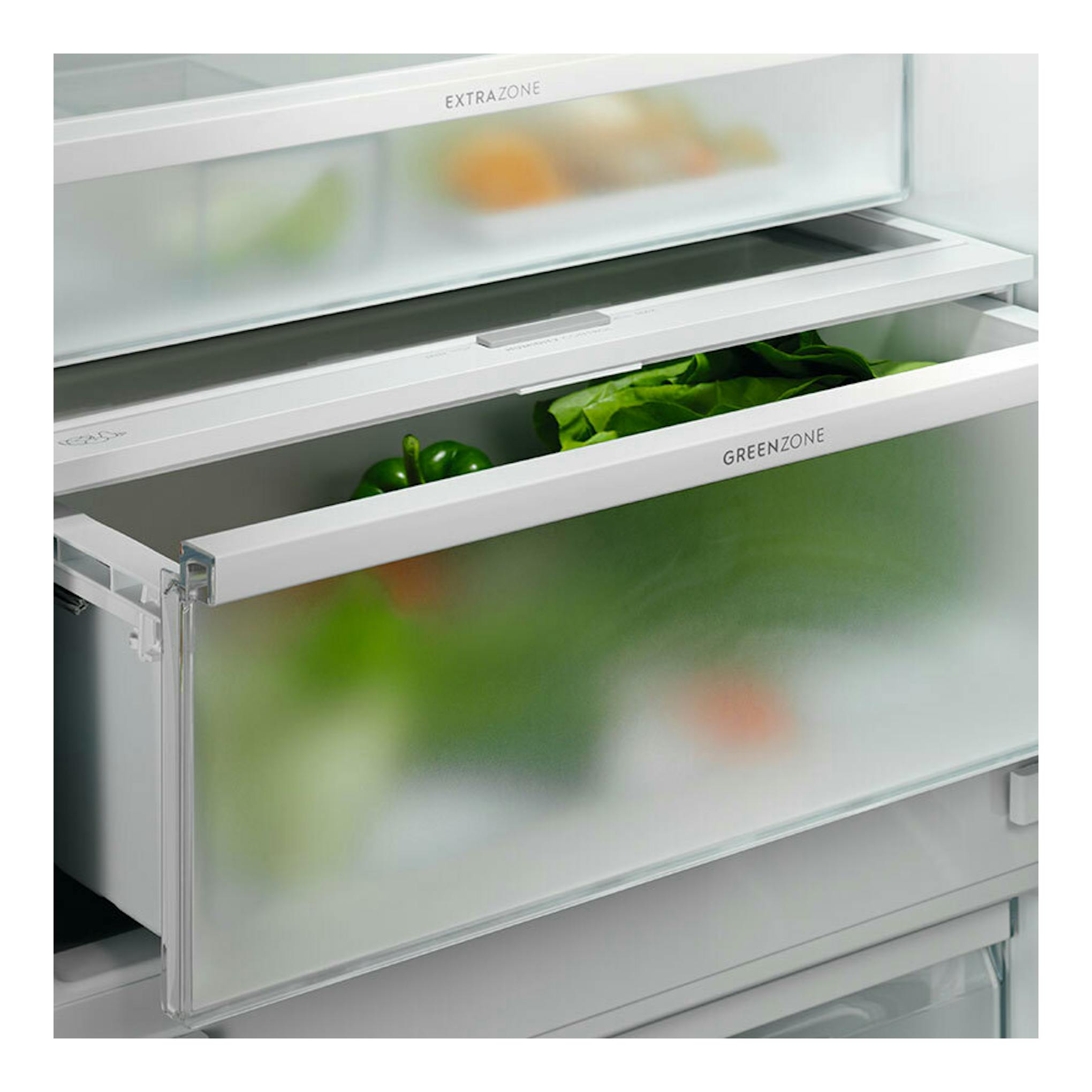 Frigorífico combi integrable Electrolux ENG7TE75S, vista frontal con cajón GreenZone abierto y alimentos.