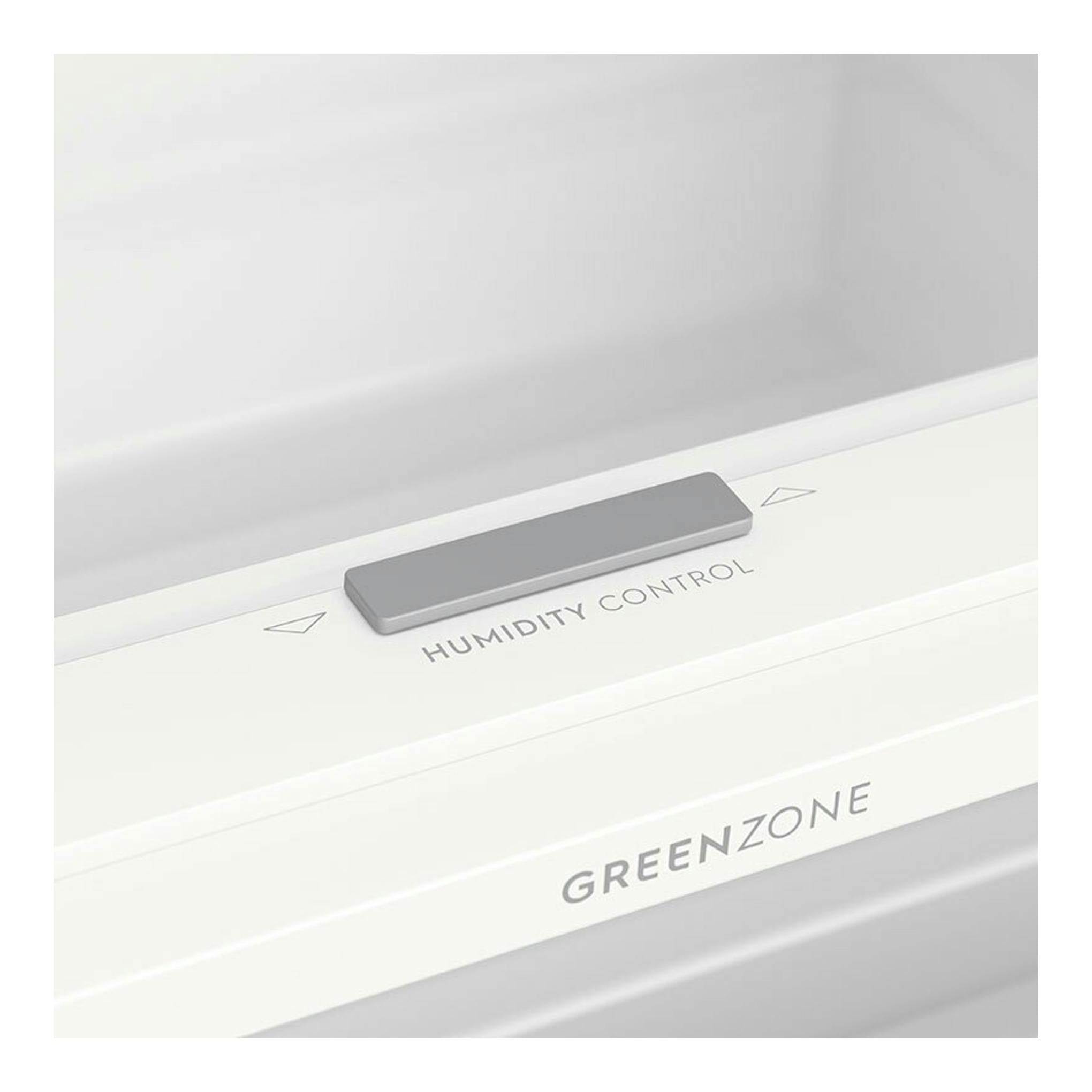 Detalle del interior de un frigorífico Electrolux ENG7TE75S, con control de humedad y zona GreenZone en blanco.