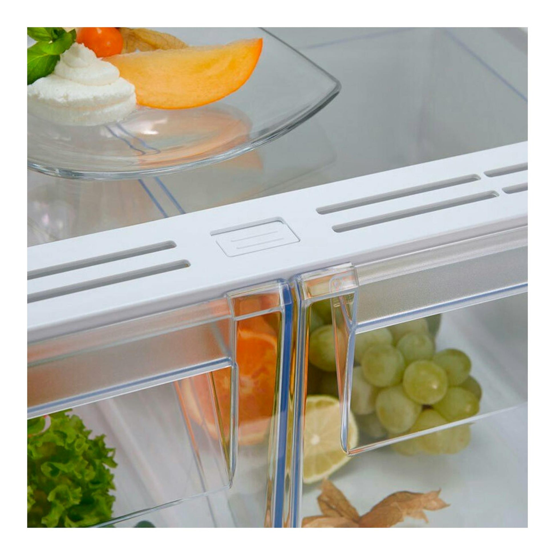 Frigorífico integrable Electrolux ENT6NE18S, vista interior con balda transparente y fruta.