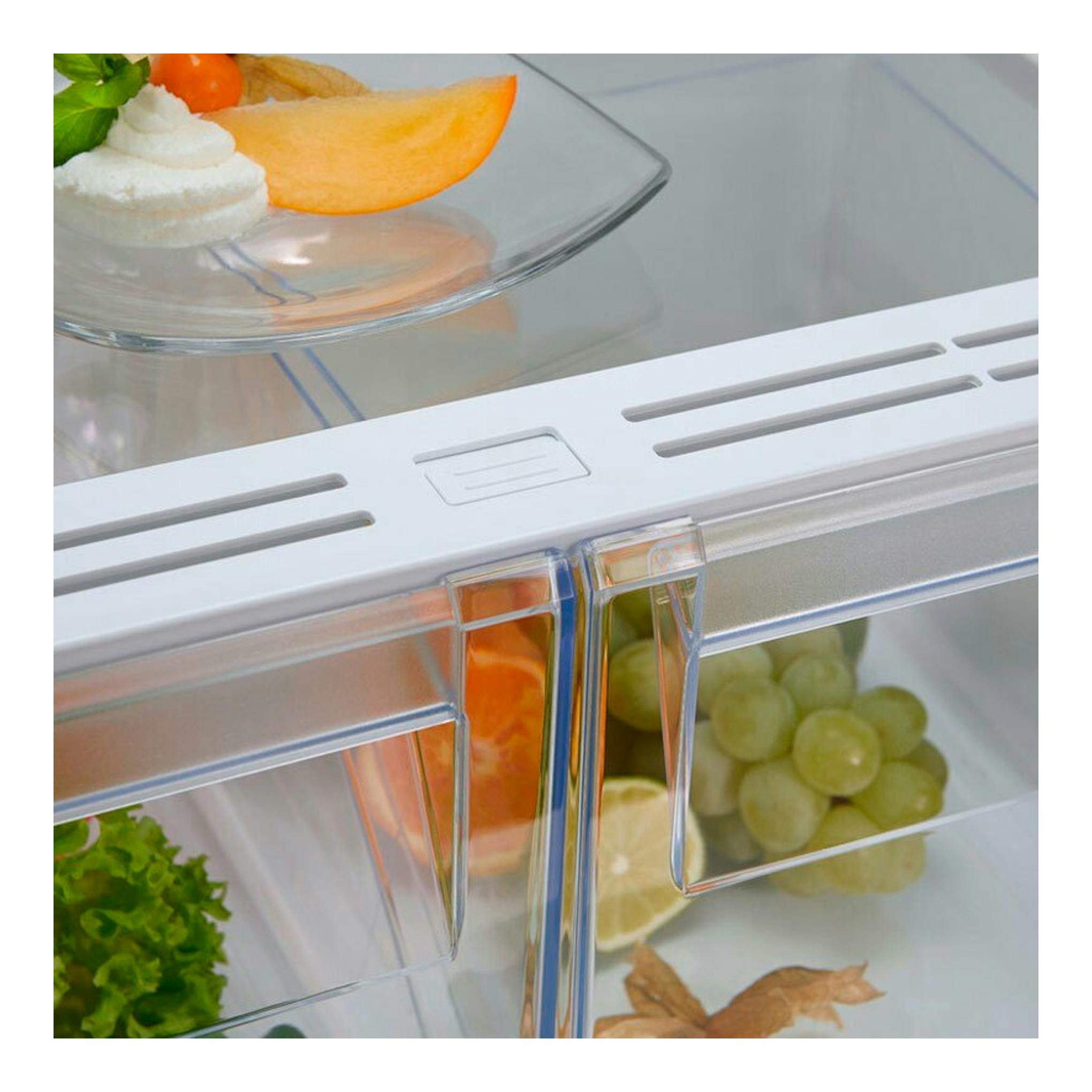 Frigorífico integrable Electrolux ENT6NE18S, vista interior con balda transparente y fruta.